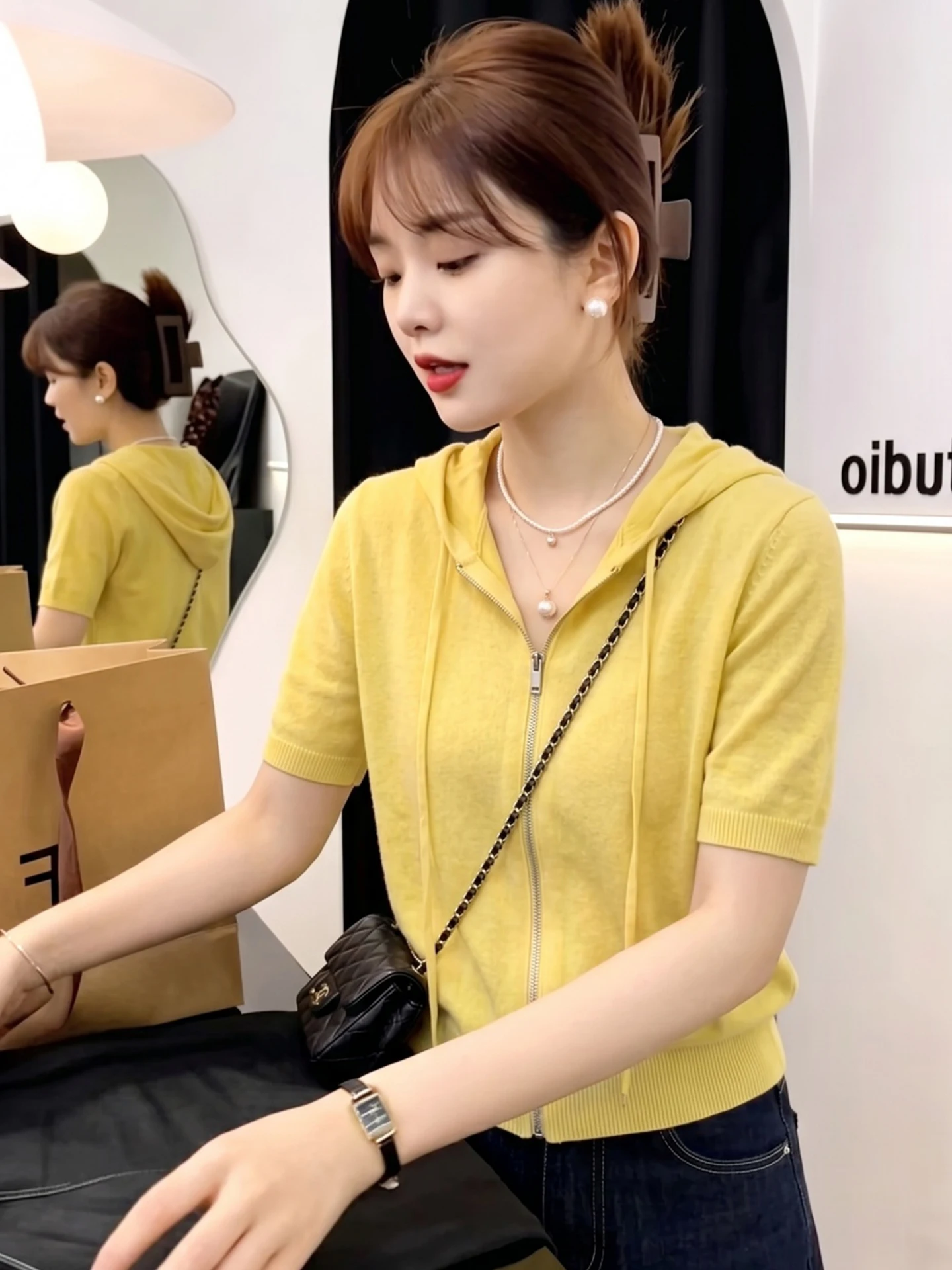 Fashionable Hooded Lightweight Short Sleeve Knitted Zipper Loose Fit Comfortable Versatile Top for Younger Looking Summer
Fashionable Hooded Lightweight Short Sleeve Knitted Zipper Loose Fit Comfortable Versatile Top for Younger Looking Summer