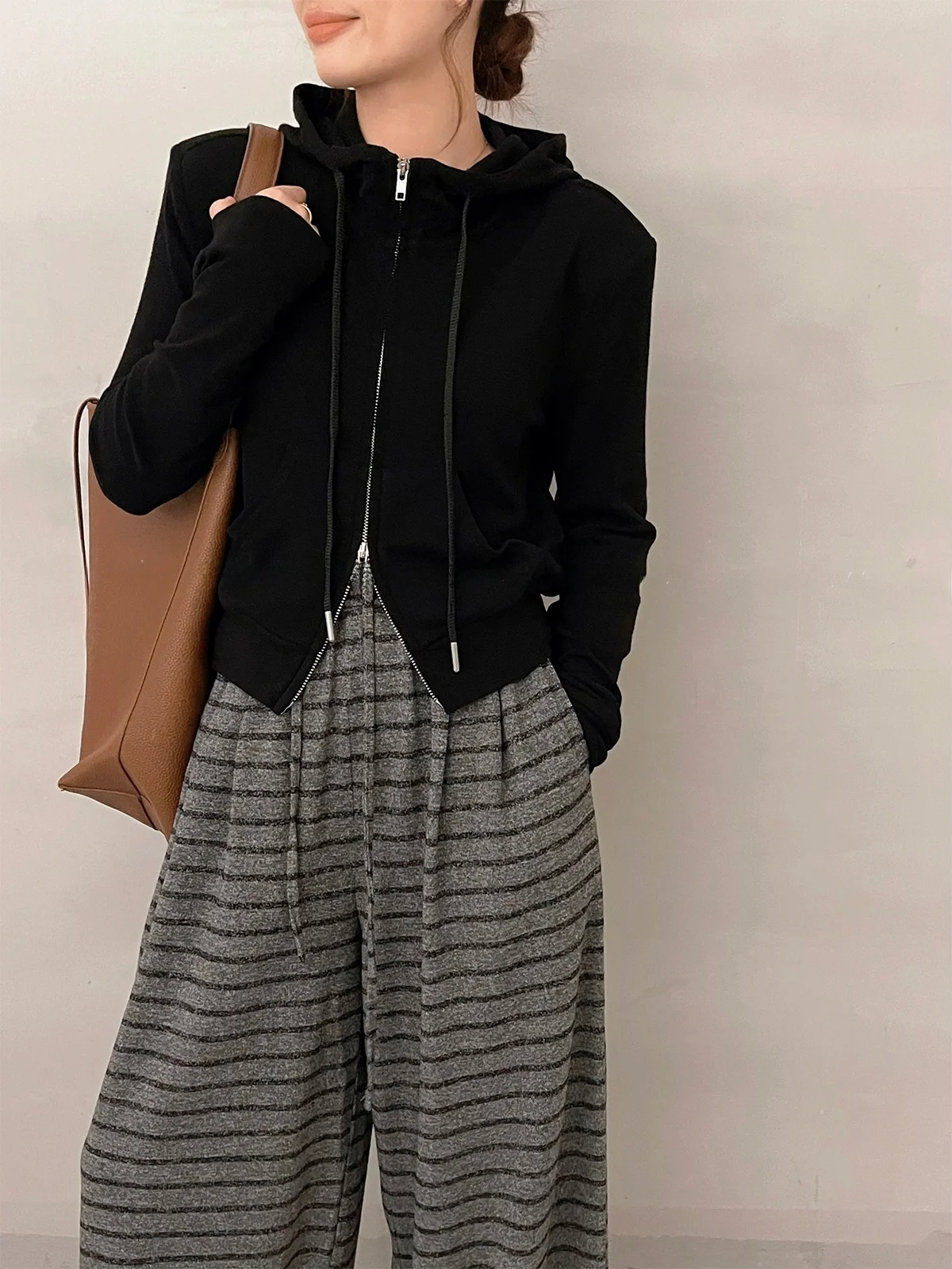 Женская утепленная куртка Love Devil Fi с капюшоном, длинными рукавами и двойной молнией, осенне-зимняя, новая, повседневная, модная верхняя одежда
Женская утепленная куртка Love Devil Fi с капюшоном, длинными рукавами и двойной молнией, осенне-зимняя, новая, повседневная, модная верхняя одежда