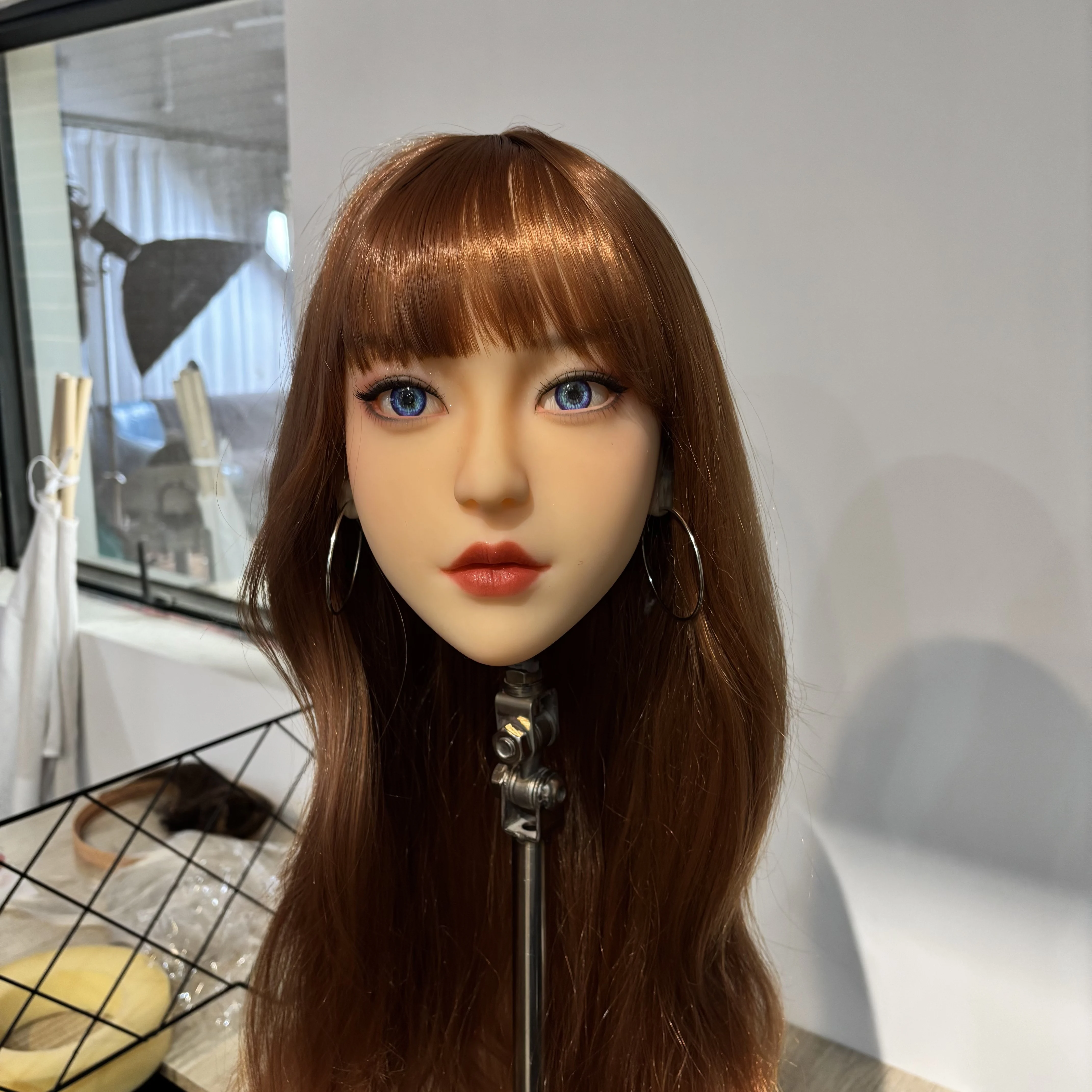 Delicate TPE headmold, with detailed makeup, removable with cleaning water, accompanying wig and pupil for wigs and accessories
Delicate TPE headmold, with detailed makeup, removable with cleaning water, accompanying wig and pupil for wigs and accessories