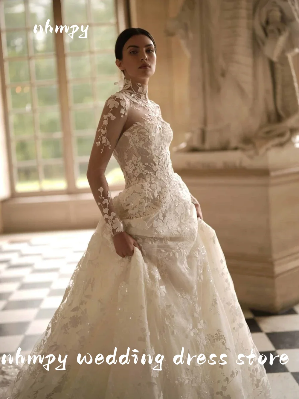 Длинное свадебное платье А-силуэта с отстегивающимся жакетом, высоким воротом, кружевными аппликациями и длинными рукавами на заказ
Длинное свадебное платье А-силуэта с отстегивающимся жакетом, высоким воротом, кружевными аппликациями и длинными рукавами на заказ