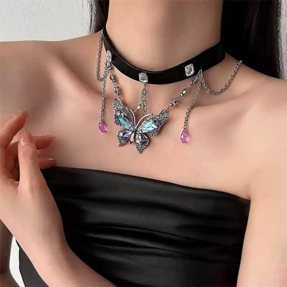 PU Leather Rhinestone Choker Crystal Collarbone Chain Gothic Metal Choker Neck Jewelry Belt Twined Butterfly Pendant Necklace
PU Leather Rhinestone Choker Crystal Collarbone Chain Gothic Metal Choker Neck Jewelry Belt Twined Butterfly Pendant Necklace