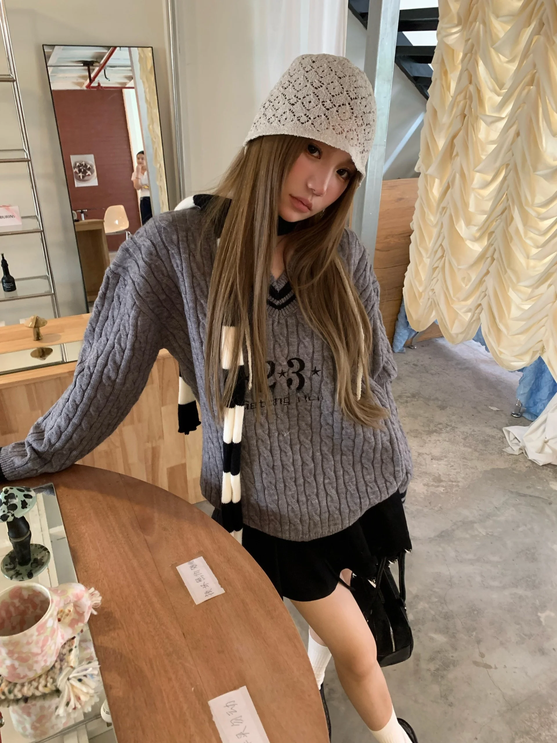 Американский вязаный свитер с V-образным вырезом, свободный повседневный уличный стиль, для модниц, осень-зима, новинка, полиэстер
Американский вязаный свитер с V-образным вырезом, свободный повседневный уличный стиль, для модниц, осень-зима, новинка, полиэстер