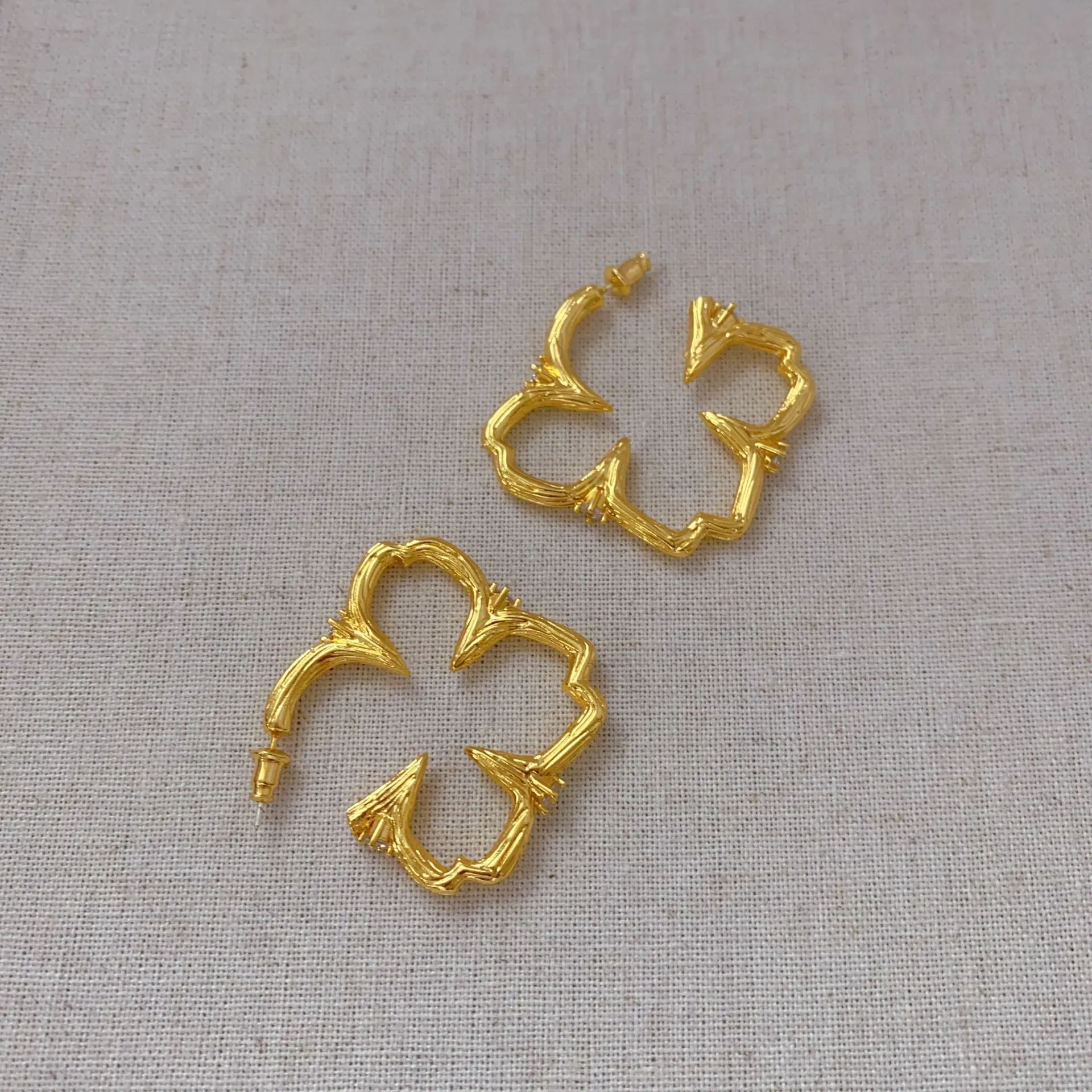 Court vintage luxury C-circle birdcage lantern zircon tassel earrings bells banquet wedding dresses match ear accessory
Court vintage luxury C-circle birdcage lantern zircon tassel earrings bells banquet wedding dresses match ear accessory