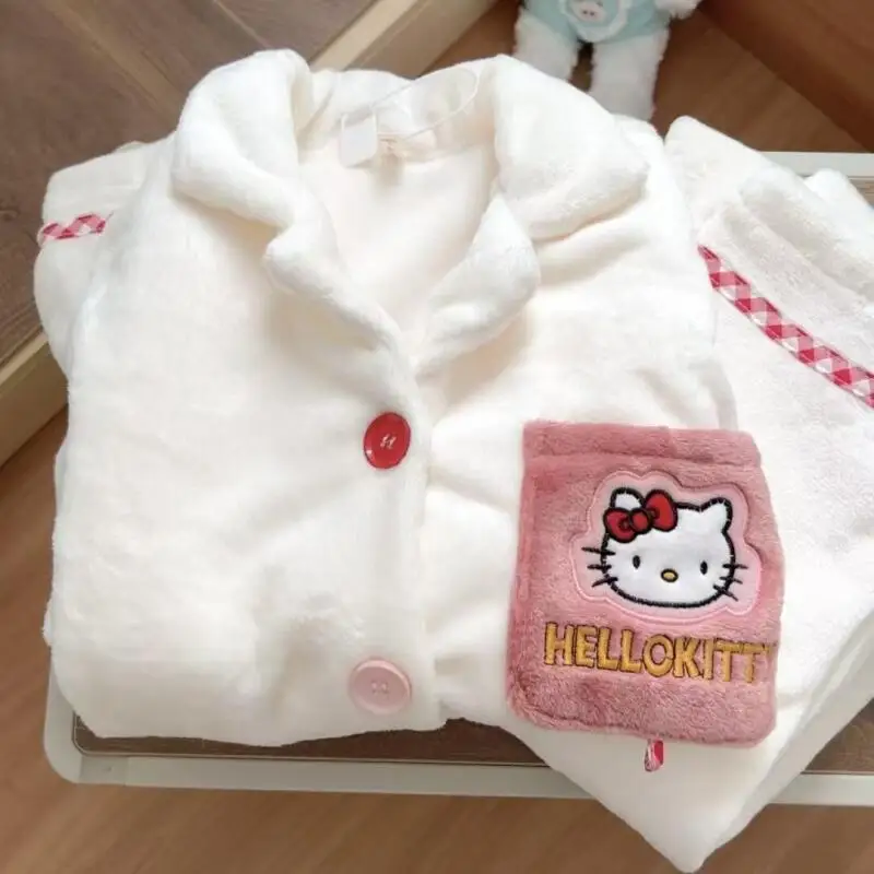 Горячая Sanrio Hello Kitty с помпонами, милые креативные утолщенные бархатные пижамы из аниме-фильма, персонализированный теплый комплект домашней одежды с героями мультфильмов
Горячая Sanrio Hello Kitty с помпонами, милые креативные утолщенные бархатные пижамы из аниме-фильма, персонализированный теплый комплект домашней одежды с героями мультфильмов