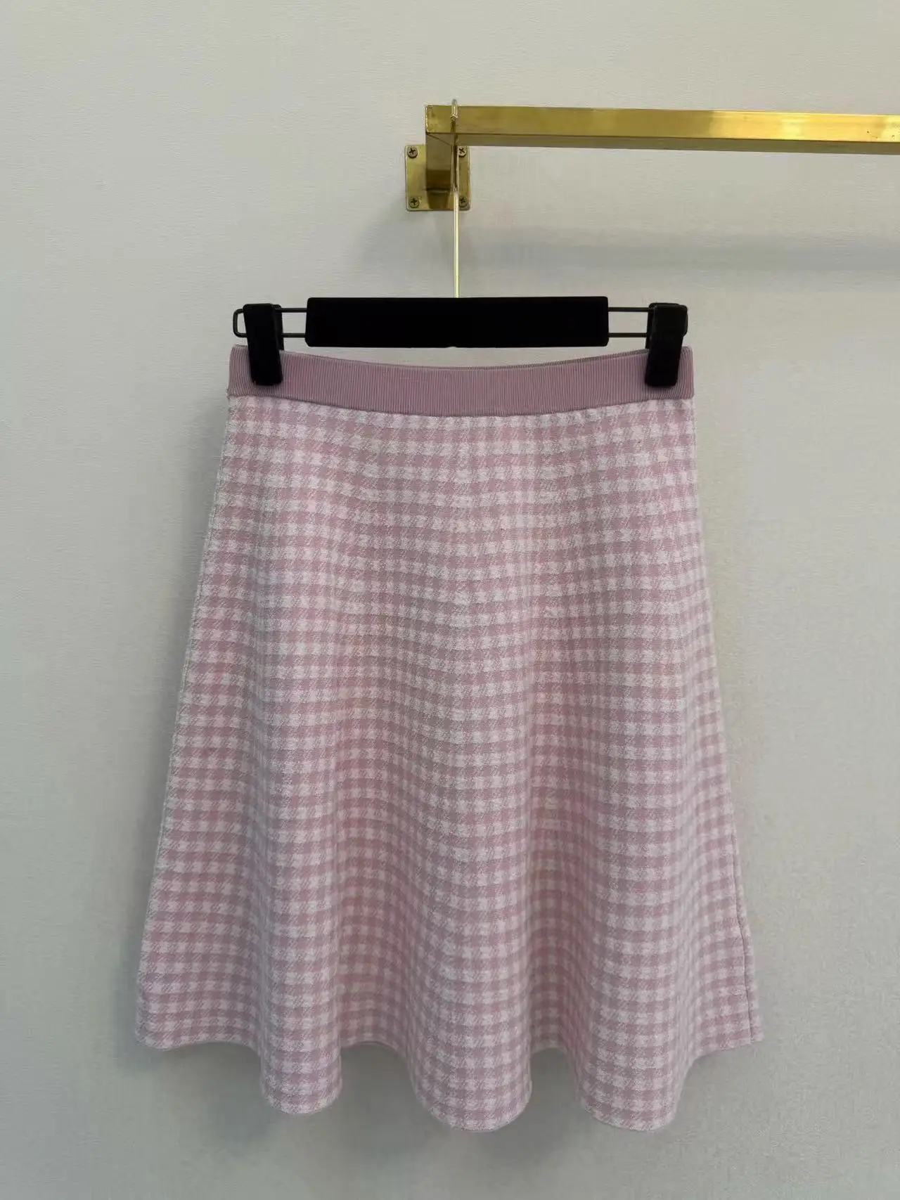 Soft white small-checkered knitted bow tie high-waisted elastic full skirt. A-line gentle skirt with elegant style.
Soft white small-checkered knitted bow tie high-waisted elastic full skirt. A-line gentle skirt with elegant style.