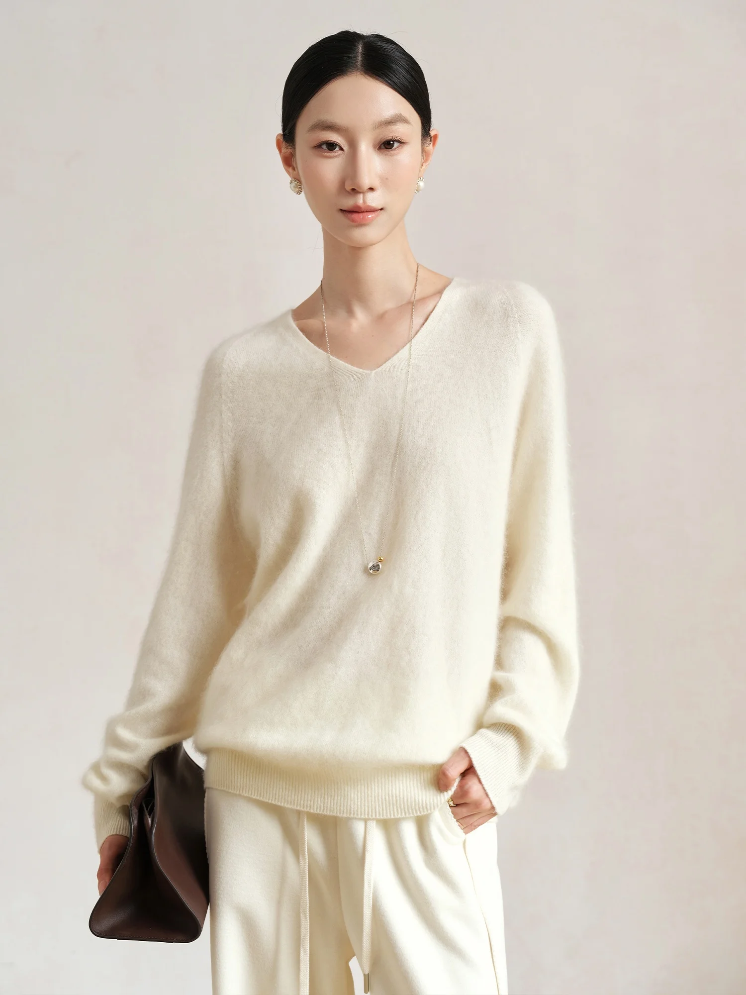 Вязаный свитер Ji Qiu Rui Xi Camere с V-образным вырезом, мягкий, теплый, с длинными рукавами, для отдыха, женский, осенне-зимний, модный, повседневный
Вязаный свитер Ji Qiu Rui Xi Camere с V-образным вырезом, мягкий, теплый, с длинными рукавами, для отдыха, женский, осенне-зимний, модный, повседневный