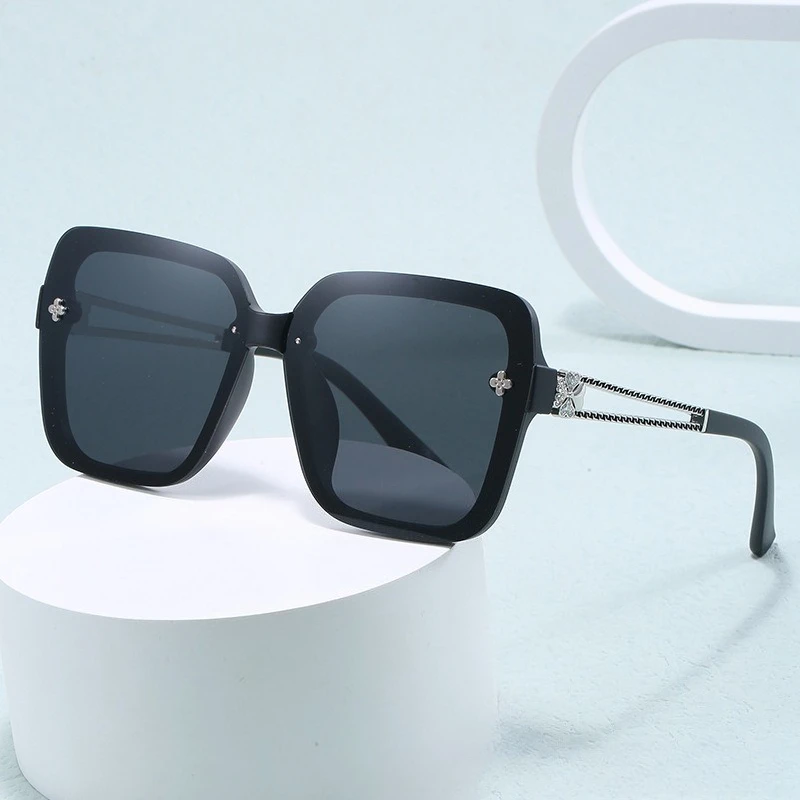 2025 New Square Light Luxury Sunglasses Women, High-End Polarized UV400 Protection Fashion Trend Oversized Chic Shades
2025 New Square Light Luxury Sunglasses Women, High-End Polarized UV400 Protection Fashion Trend Oversized Chic Shades