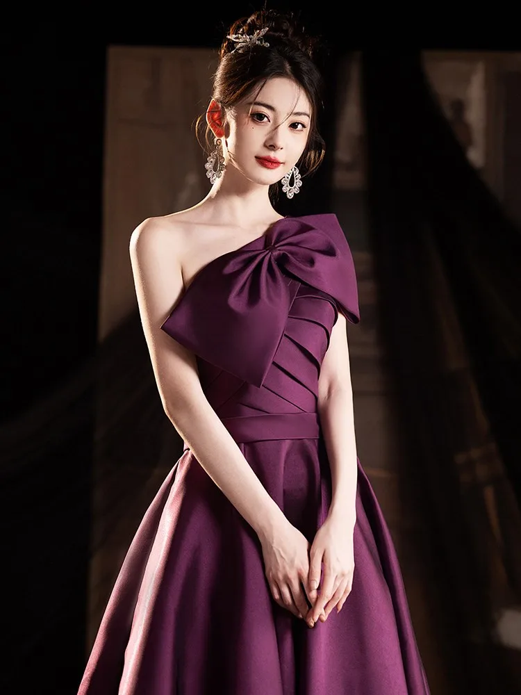 A light luxury and niche one-shoulder banquet host's graduation dress for the art examination performance
A light luxury and niche one-shoulder banquet host's graduation dress for the art examination performance