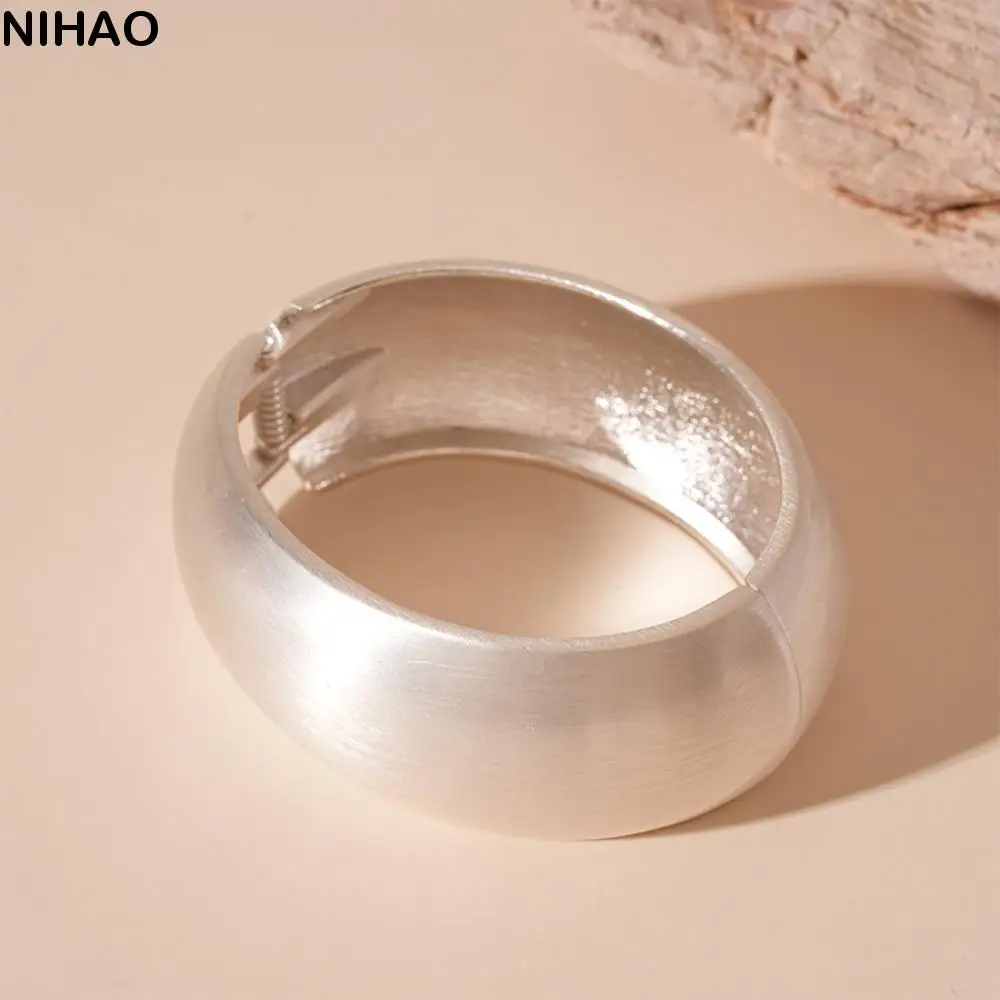 Alloy Wide Open Bangle Europe American Style Minority Design Cuff Bangles Gold Silver Jewelry Accessories Exaggerated Bracelet
Alloy Wide Open Bangle Europe American Style Minority Design Cuff Bangles Gold Silver Jewelry Accessories Exaggerated Bracelet