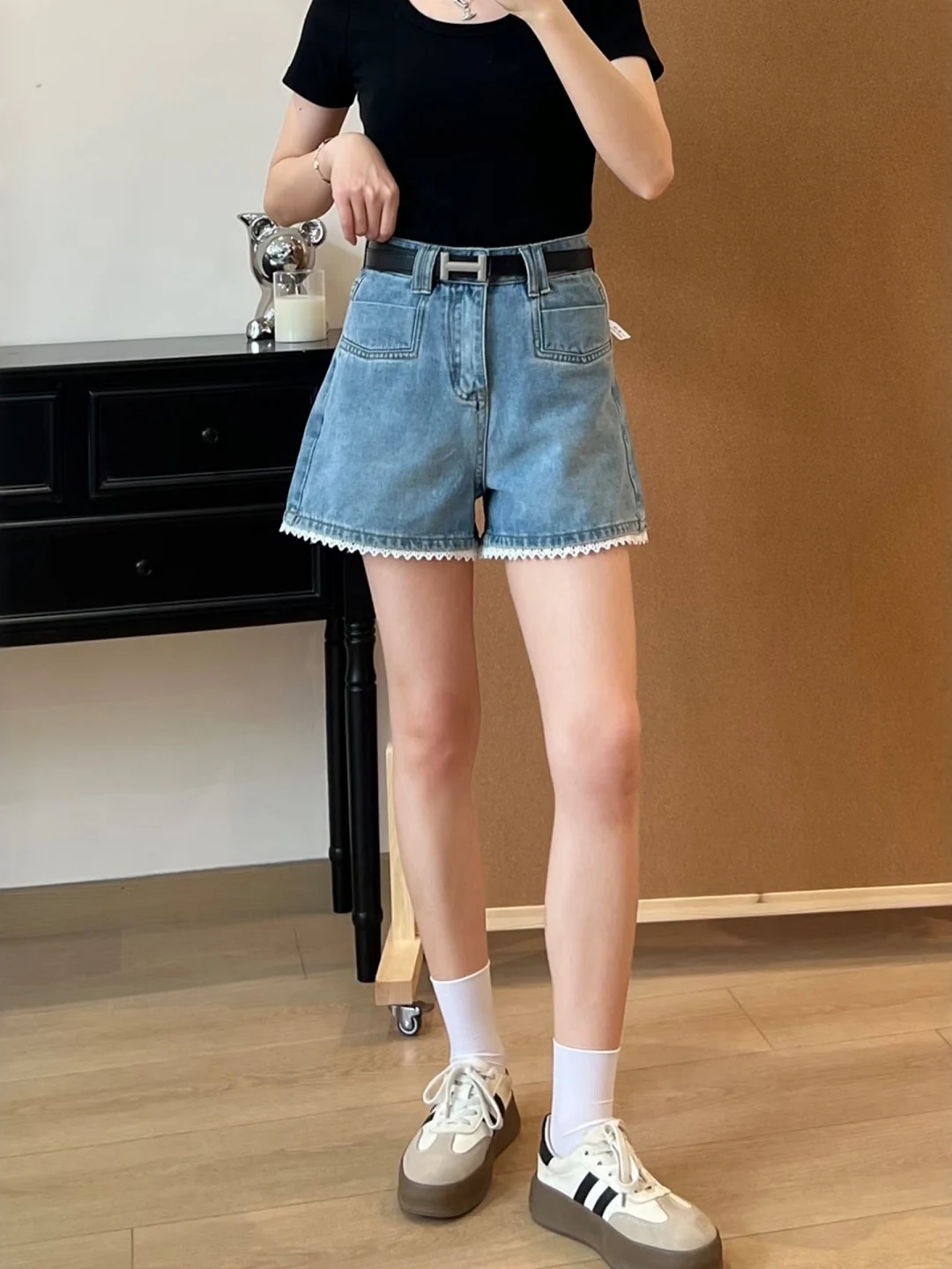 High Waist A-Line Wide Leg Short Jeans Women's Lace Patchwork Summer plus Size Slimming Shorts Comfortable Loose Fit Commute ...
High Waist A-Line Wide Leg Short Jeans Women's Lace Patchwork Summer plus Size Slimming Shorts Comfortable Loose Fit Commute ...