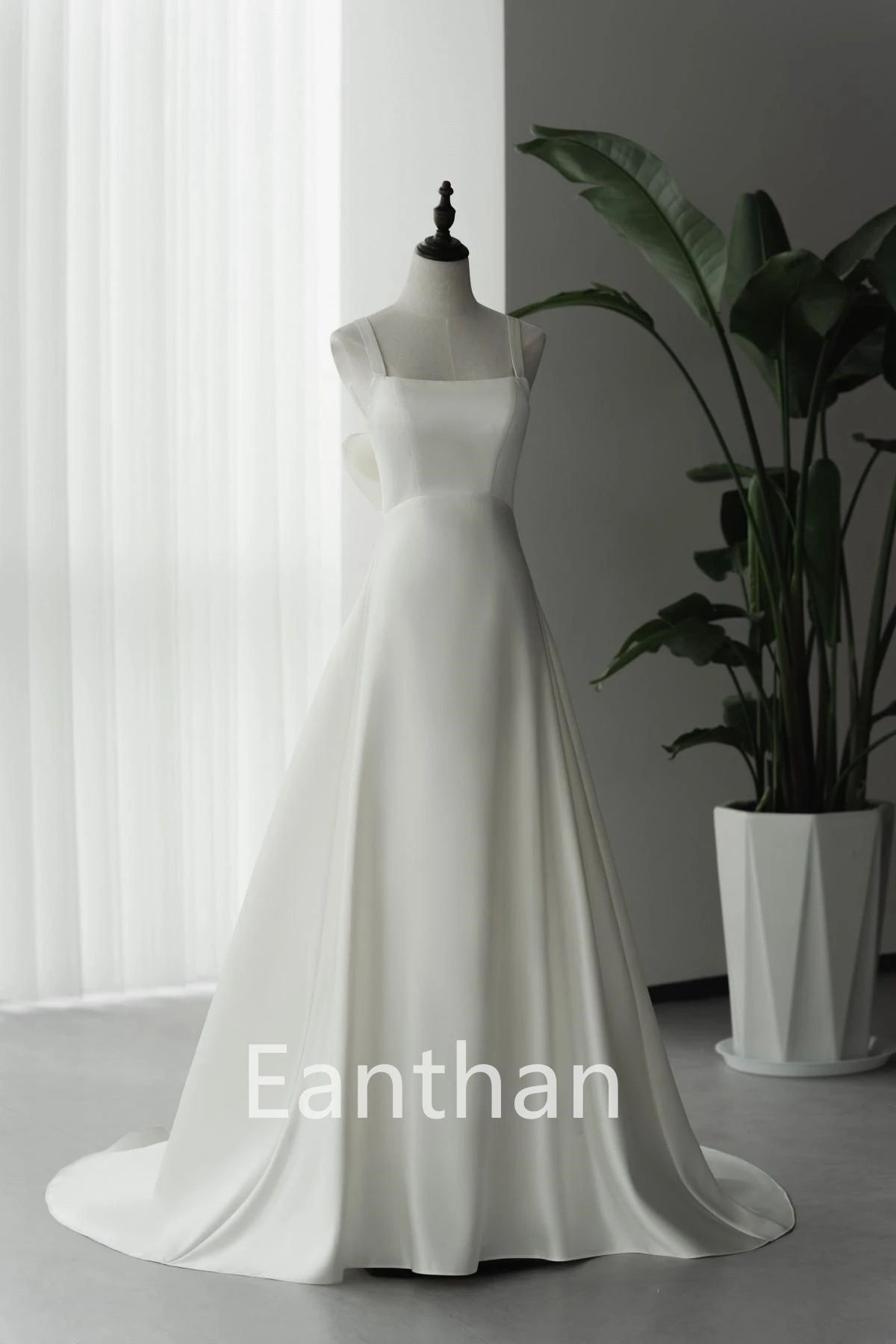 New A Line wedding dress tiny straps sexy backless bow satin bride gowns gala long evening dress for wedding party
New A Line wedding dress tiny straps sexy backless bow satin bride gowns gala long evening dress for wedding party