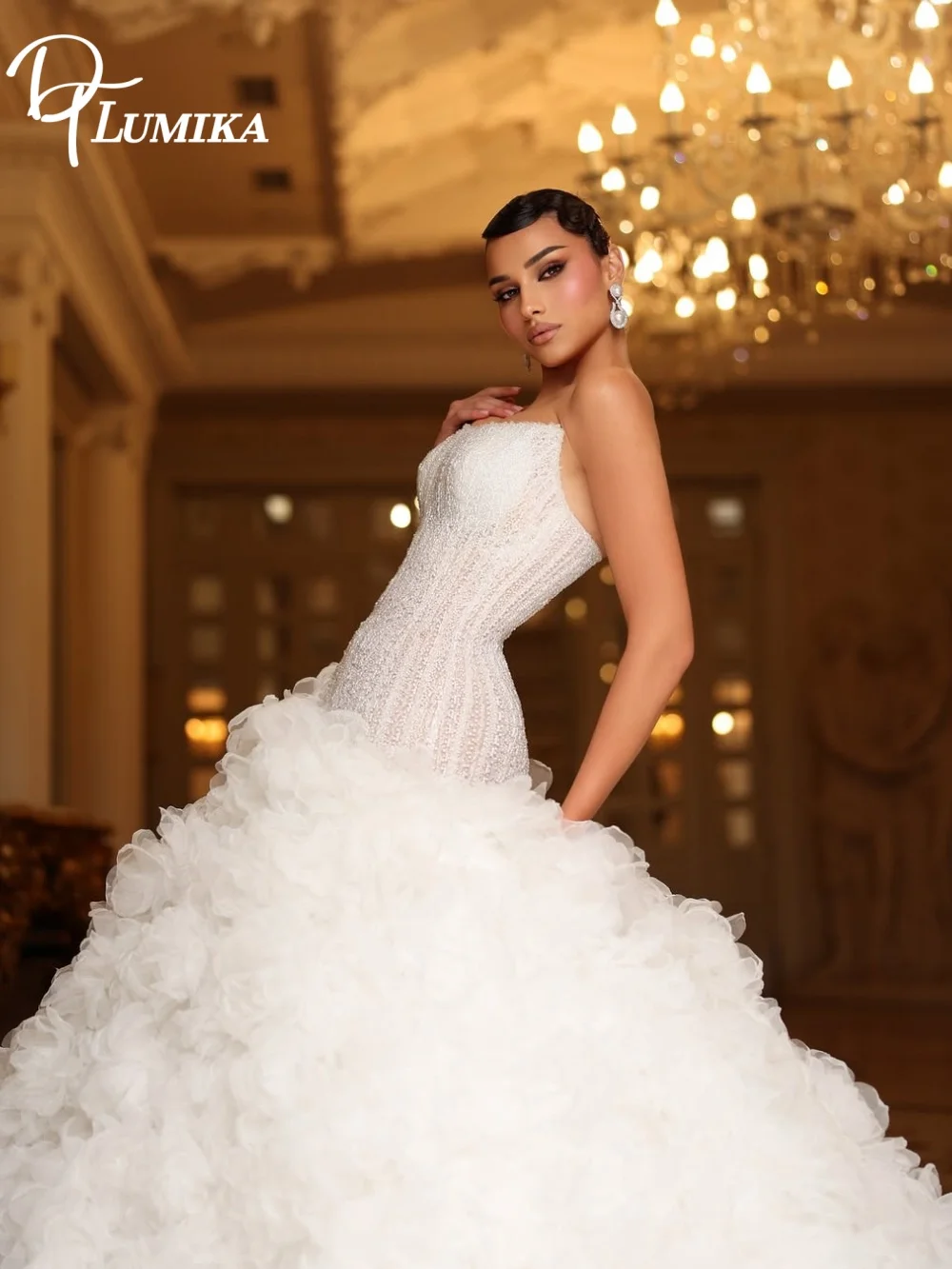 Opulent Strapless Ruffle Tulle Ball Gown Wedding Dress Voluminous Bridal Gown For Bride Floor Length Customized Vestido De Novia
Opulent Strapless Ruffle Tulle Ball Gown Wedding Dress Voluminous Bridal Gown For Bride Floor Length Customized Vestido De Novia