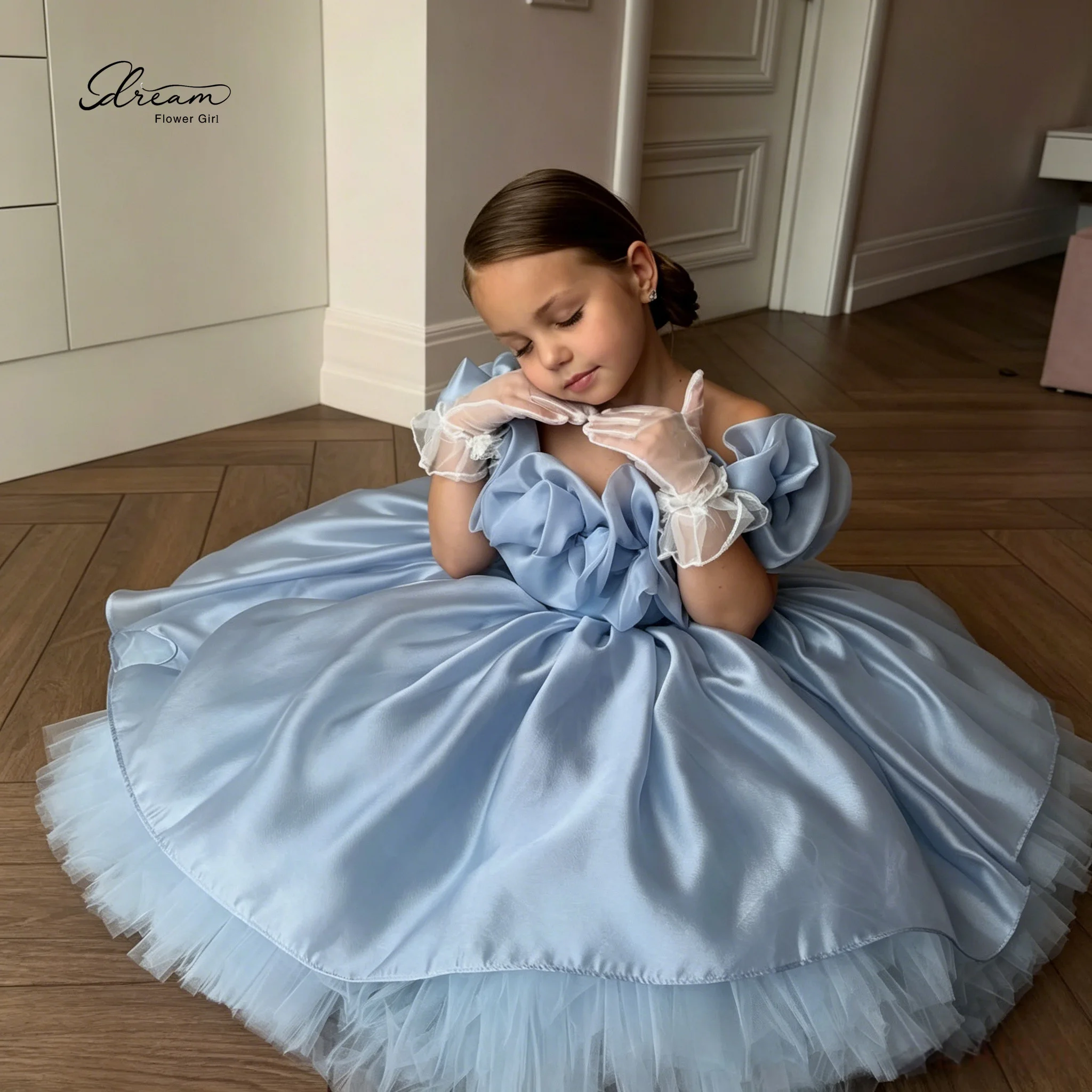Elegantly Custom-Made Blue Princess-Style Formal Gown for Children Featuring Puffed Sleeves and a Floor-Length Full Skirt
Elegantly Custom-Made Blue Princess-Style Formal Gown for Children Featuring Puffed Sleeves and a Floor-Length Full Skirt