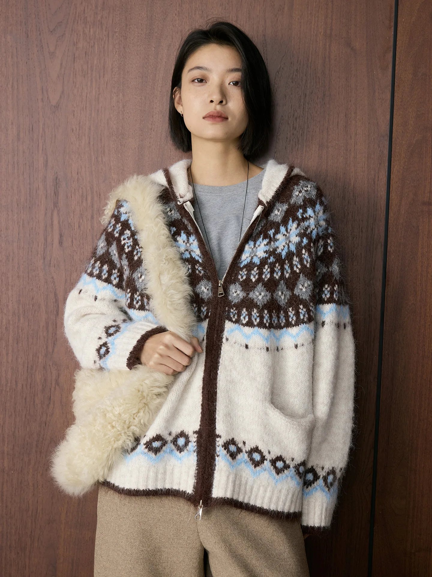 Зимний новый корейский ретро ленивый стиль жаккардовый вязаный шерстяной свитер с капюшоном свободный теплый топ для женщин
Зимний новый корейский ретро ленивый стиль жаккардовый вязаный шерстяной свитер с капюшоном свободный теплый топ для женщин