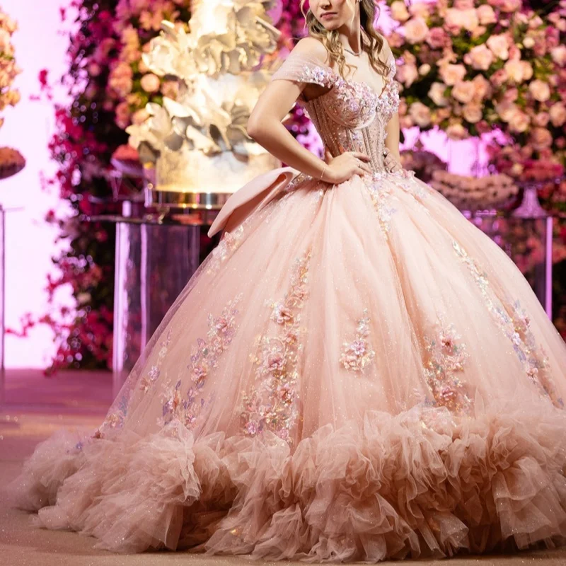 Блестящее розовое платье для квинсеаньеры с открытыми плечами, 3D цветочным декором, многослойным кружевом, длинным шлейфом и бантом. Индивидуальный пошив.
Блестящее розовое платье для квинсеаньеры с открытыми плечами, 3D цветочным декором, многослойным кружевом, длинным шлейфом и бантом. Индивидуальный пошив.