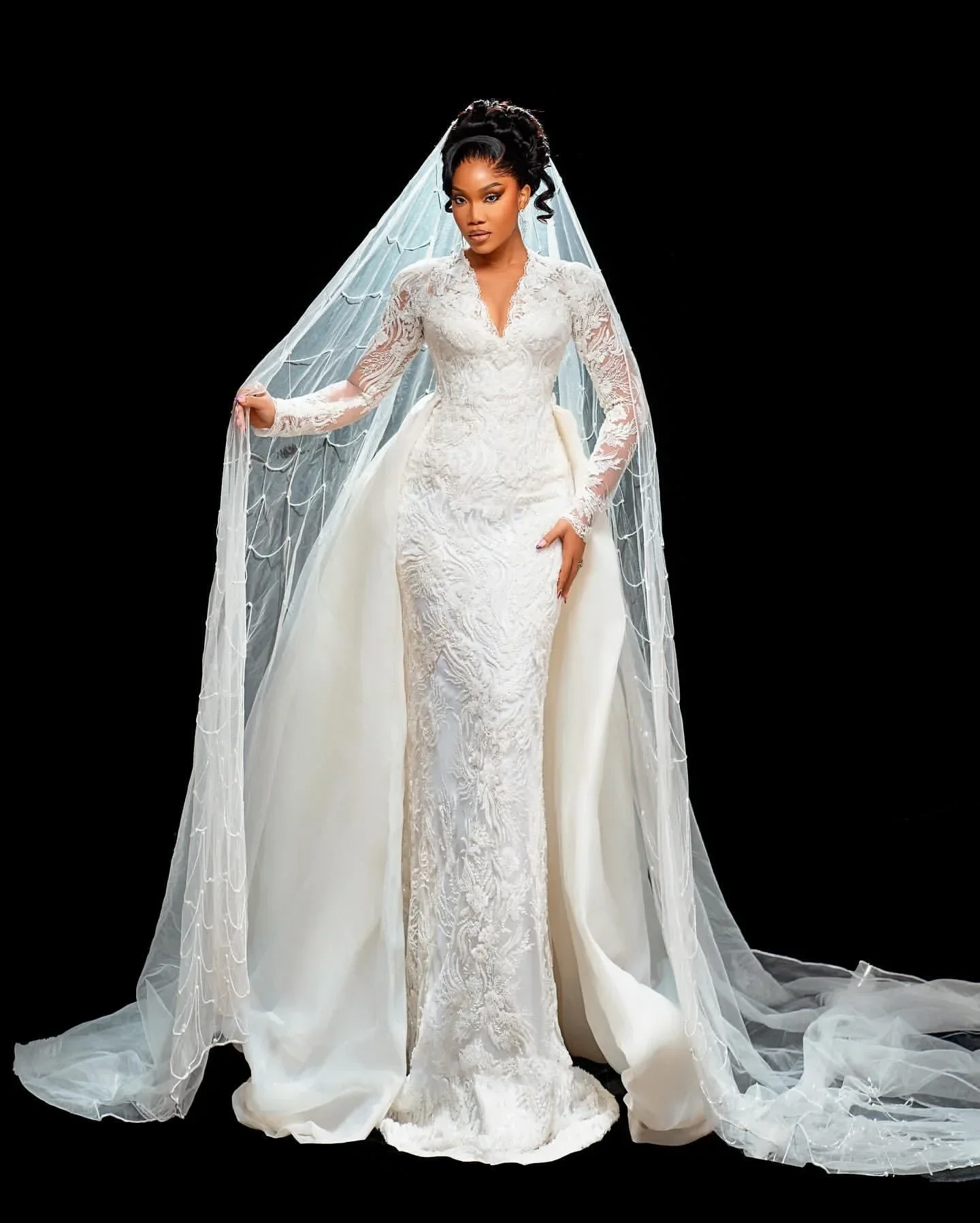 Свадебное платье с V-образным вырезом, блестящими аппликациями и бисером, в арабском стиле, с длинными рукавами и отстегивающимся шлейфом
Свадебное платье с V-образным вырезом, блестящими аппликациями и бисером, в арабском стиле, с длинными рукавами и отстегивающимся шлейфом