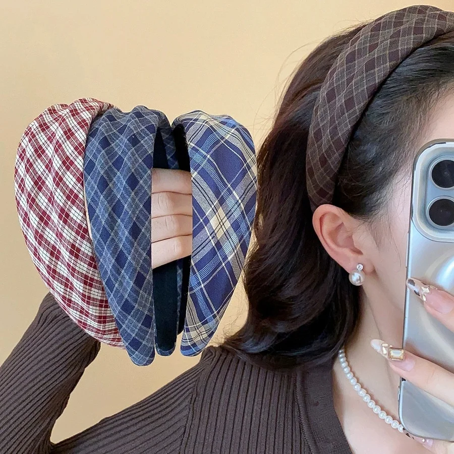 Retro college-style raised and recessed pattern hairband for women, a vintage-style hair accessory with a retro charm.
Retro college-style raised and recessed pattern hairband for women, a vintage-style hair accessory with a retro charm.