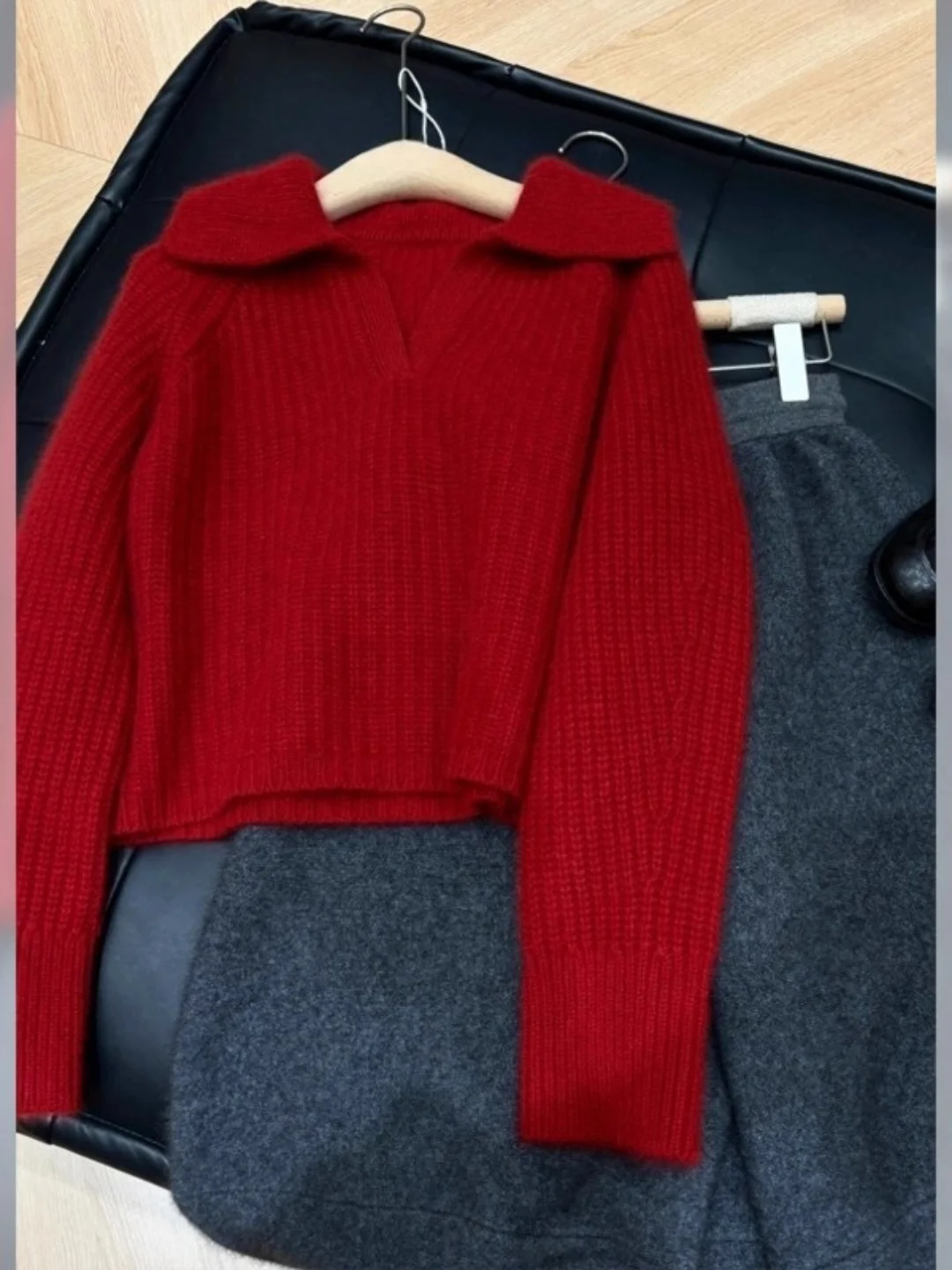 Red Knitted Short Neck Sweater Fashionable Loose Fit Women's Autumn Winter Fashionable Vintage Dongda Gate Short Length
Red Knitted Short Neck Sweater Fashionable Loose Fit Women's Autumn Winter Fashionable Vintage Dongda Gate Short Length