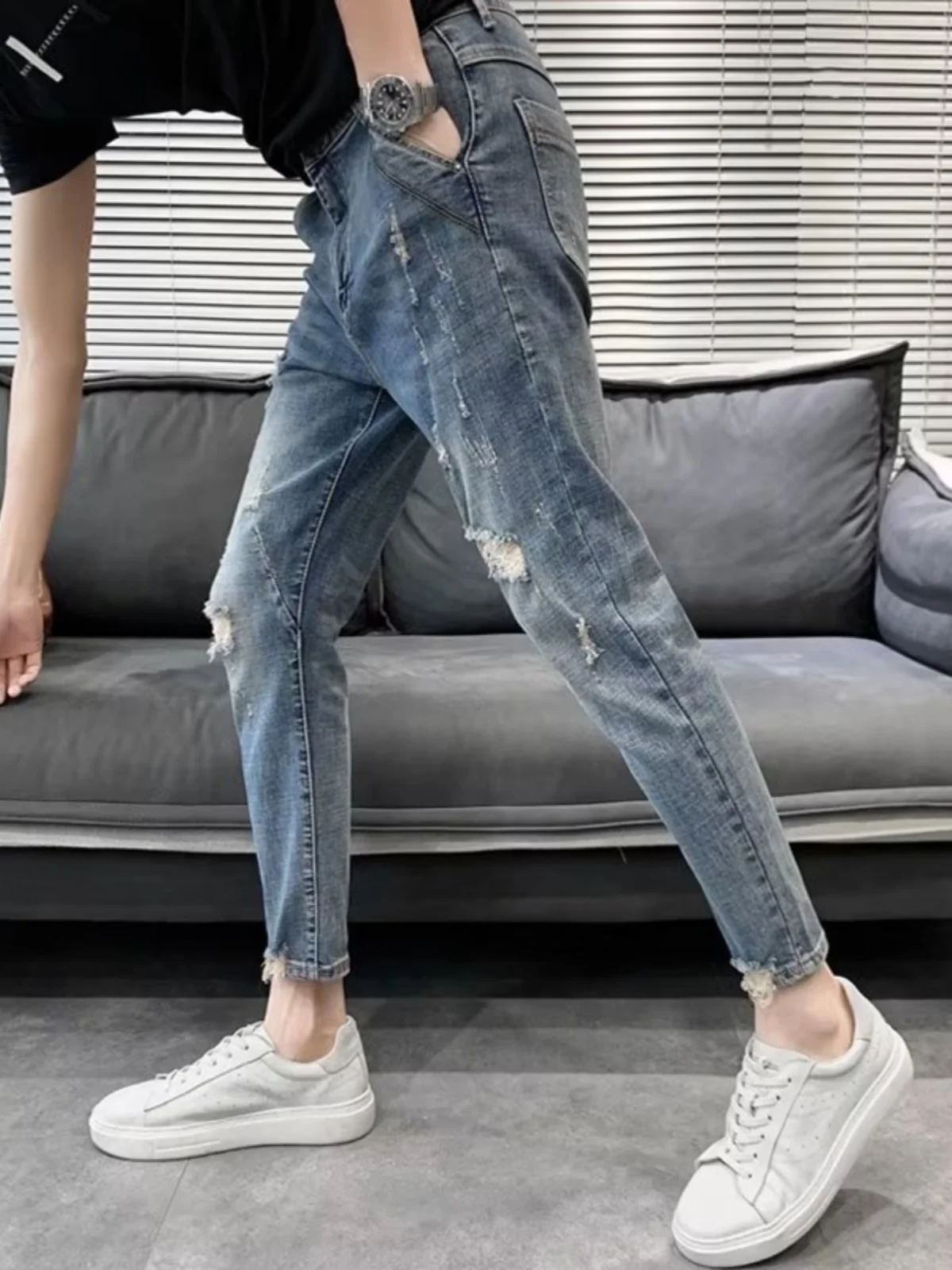 Мужские джинсы в стиле ретро с эффектом потертости, модные облегающие брюки с рваными элементами, корейская версия, стильные джинсы для мужчин
Мужские джинсы в стиле ретро с эффектом потертости, модные облегающие брюки с рваными элементами, корейская версия, стильные джинсы для мужчин