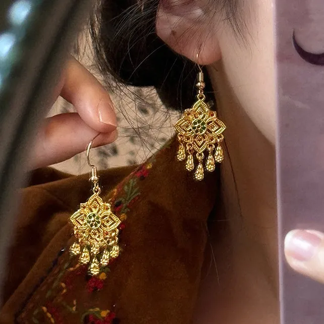 New Chinese Style Diamond-inlaid Rhombus Flower Tassel Earrings Fashionable Temperament Earrings Ethnic Style Earrings Luxury
New Chinese Style Diamond-inlaid Rhombus Flower Tassel Earrings Fashionable Temperament Earrings Ethnic Style Earrings Luxury
