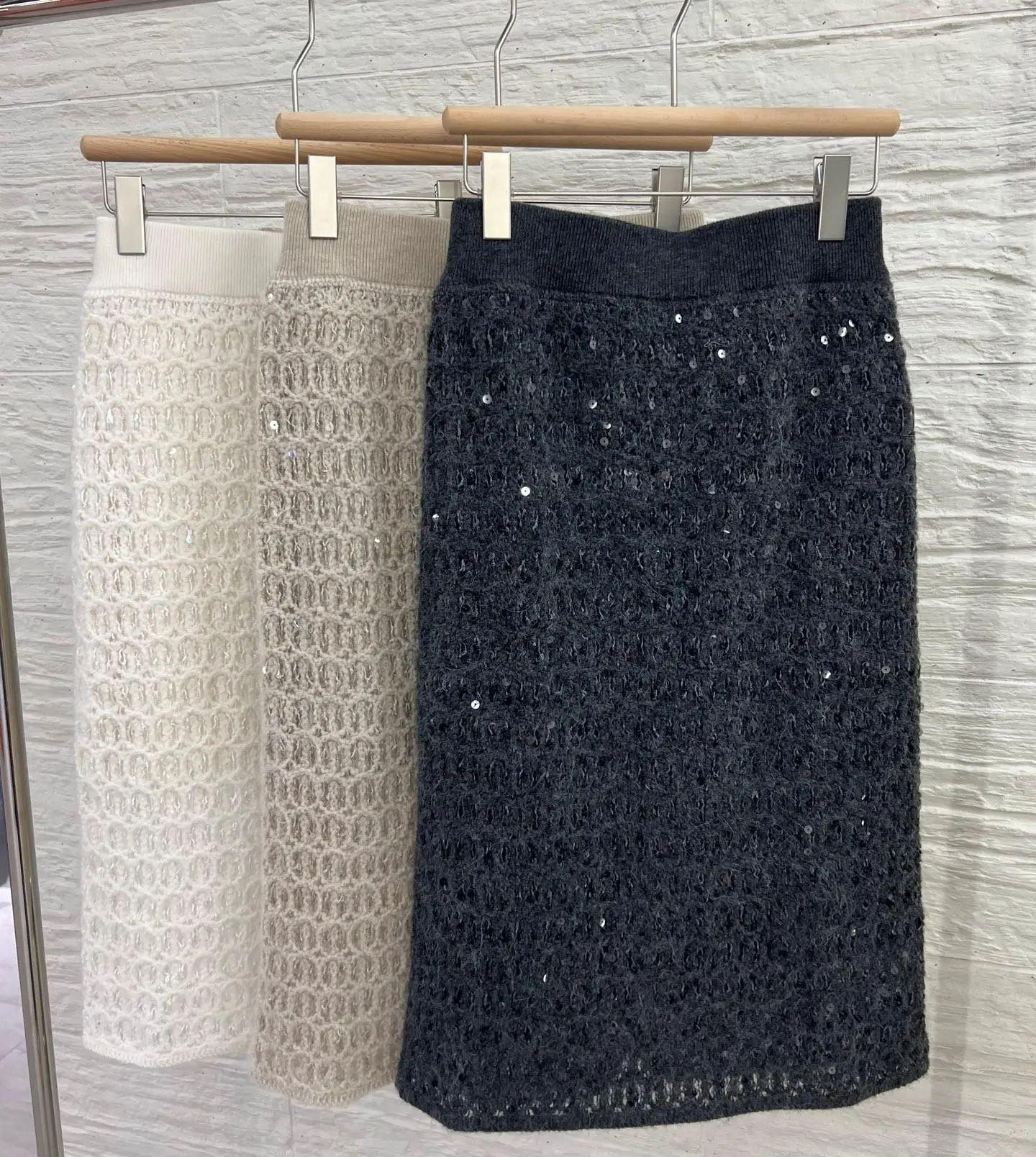 Women's luxurious sequins trimmed casual solid color knitted skirt
Women's luxurious sequins trimmed casual solid color knitted skirt