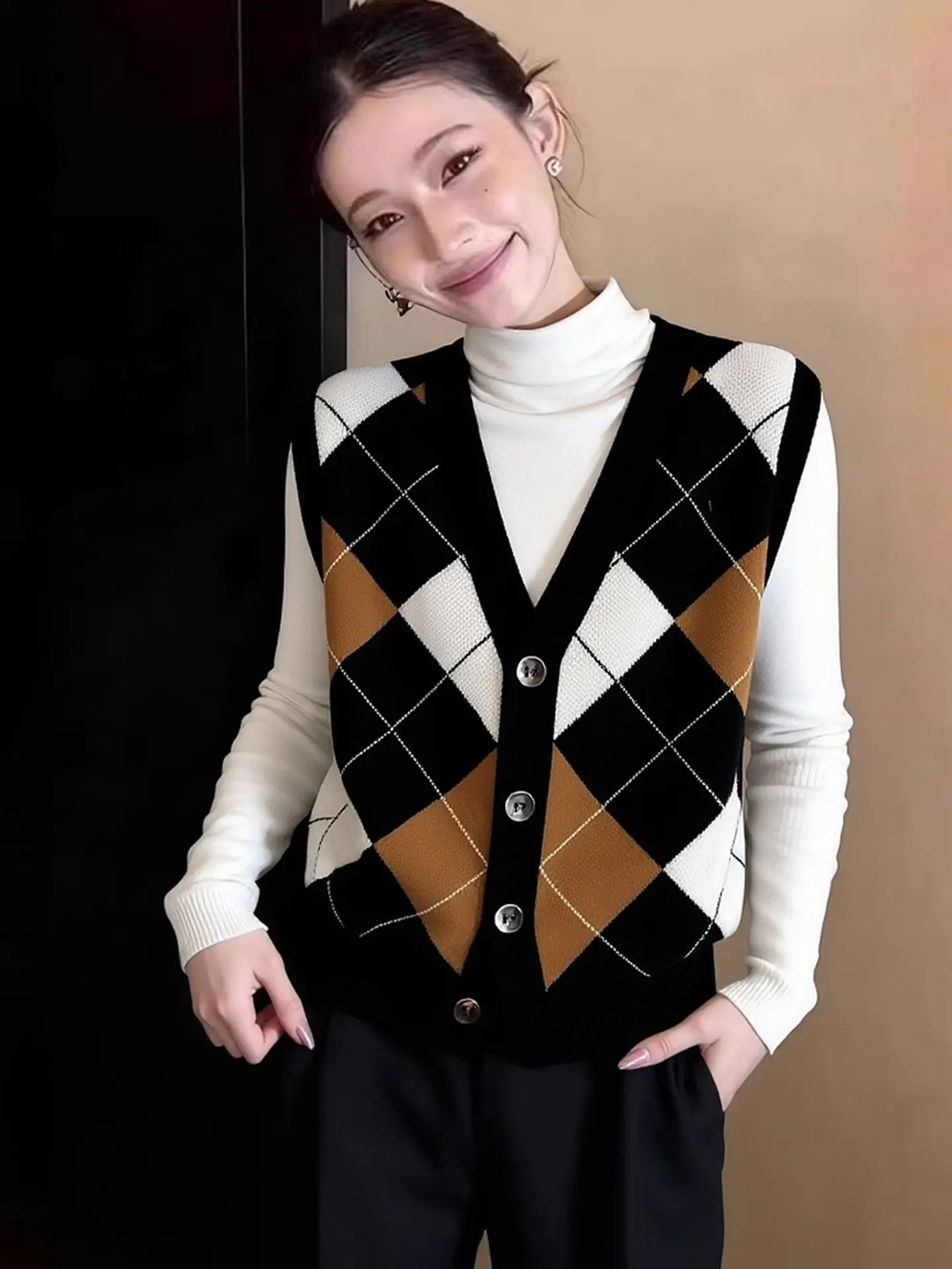 Элитный европейский вязаный жилет с цветными блоками и ромбовидным узором, весенний модный тренд, женский топ для многослойных образов, теплый и комфортный, стандартный крой.
Элитный европейский вязаный жилет с цветными блоками и ромбовидным узором, весенний модный тренд, женский топ для многослойных образов, теплый и комфортный, стандартный крой.