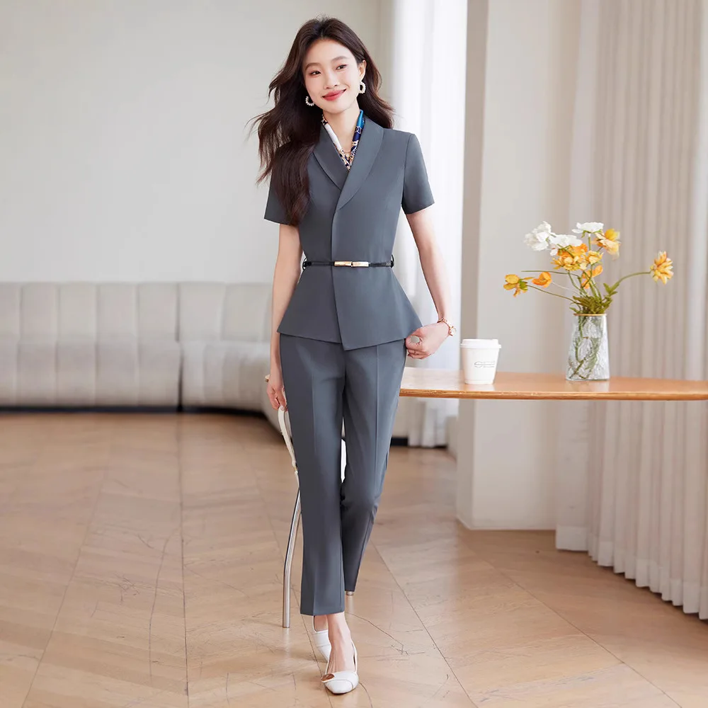 Work uniforms for beauticians. This temperamentally professional women's suit set with short sleeves is suitable for work.
Work uniforms for beauticians. This temperamentally professional women's suit set with short sleeves is suitable for work.