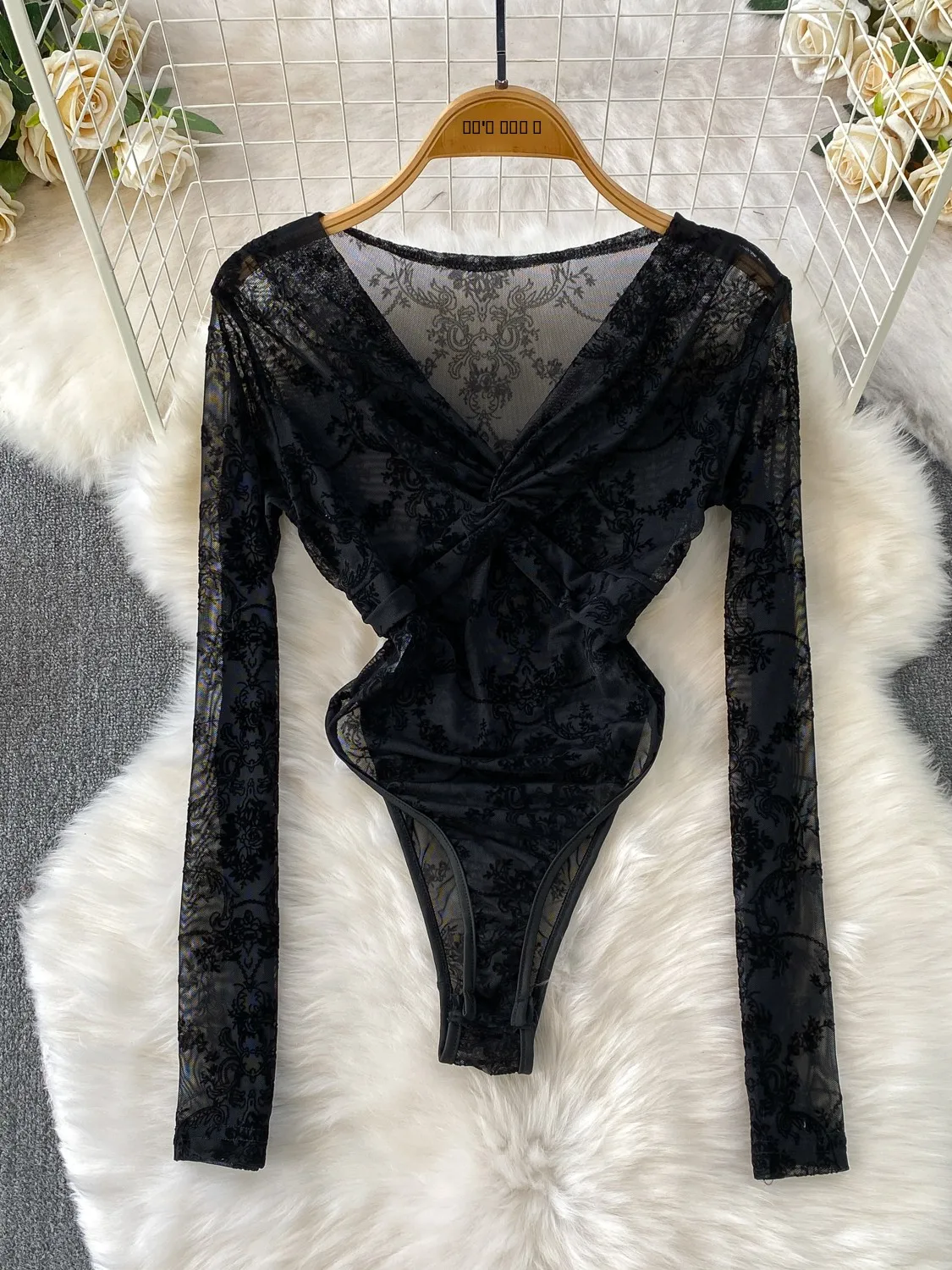 Женский тонкий базовый топ с V-образным вырезом и принтом, с завязками, для весны и осени, и прямые брюки с высокой талией для повседневной носки
Женский тонкий базовый топ с V-образным вырезом и принтом, с завязками, для весны и осени, и прямые брюки с высокой талией для повседневной носки