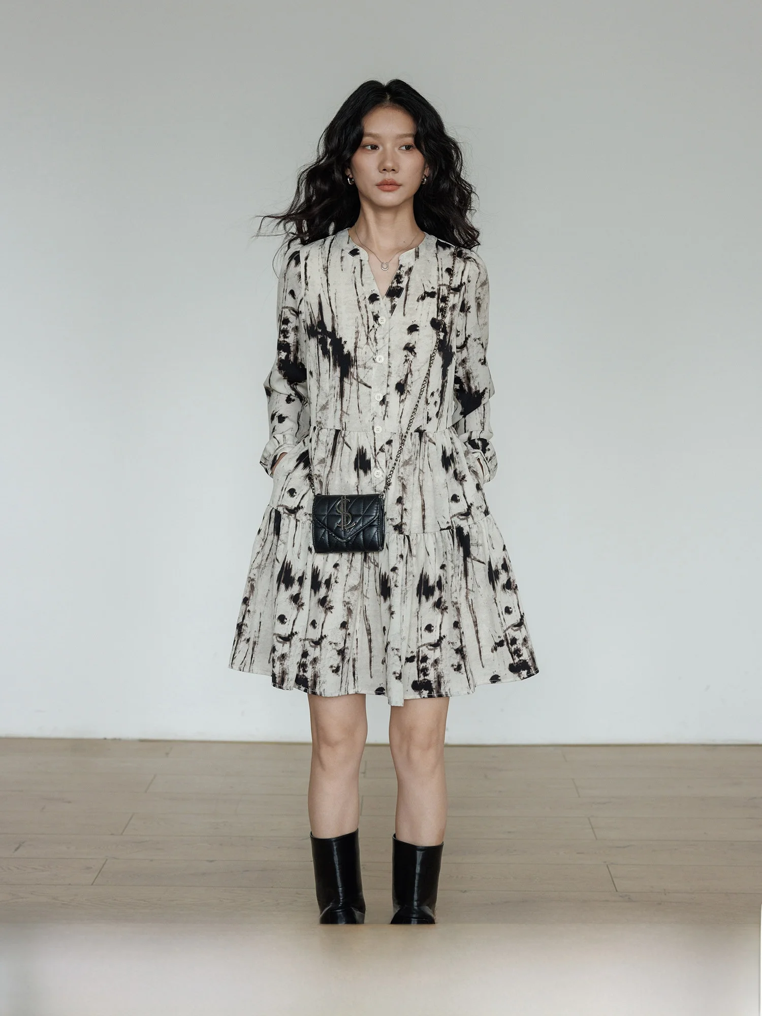 Spring V-Neck Long Sleeve Print Casual Dress Women's High Waist A-Line Skirt Stylish Slimming Retro Design Commute Dress
Spring V-Neck Long Sleeve Print Casual Dress Women's High Waist A-Line Skirt Stylish Slimming Retro Design Commute Dress