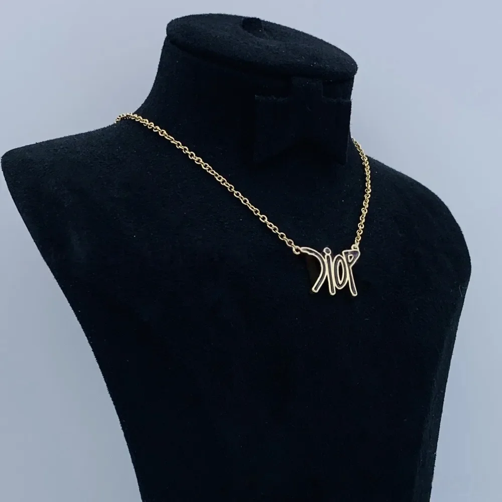 2025 New Luxury Letter Vintage Necklace Fashion Versatile Gift for Lover Anniversary
2025 New Luxury Letter Vintage Necklace Fashion Versatile Gift for Lover Anniversary