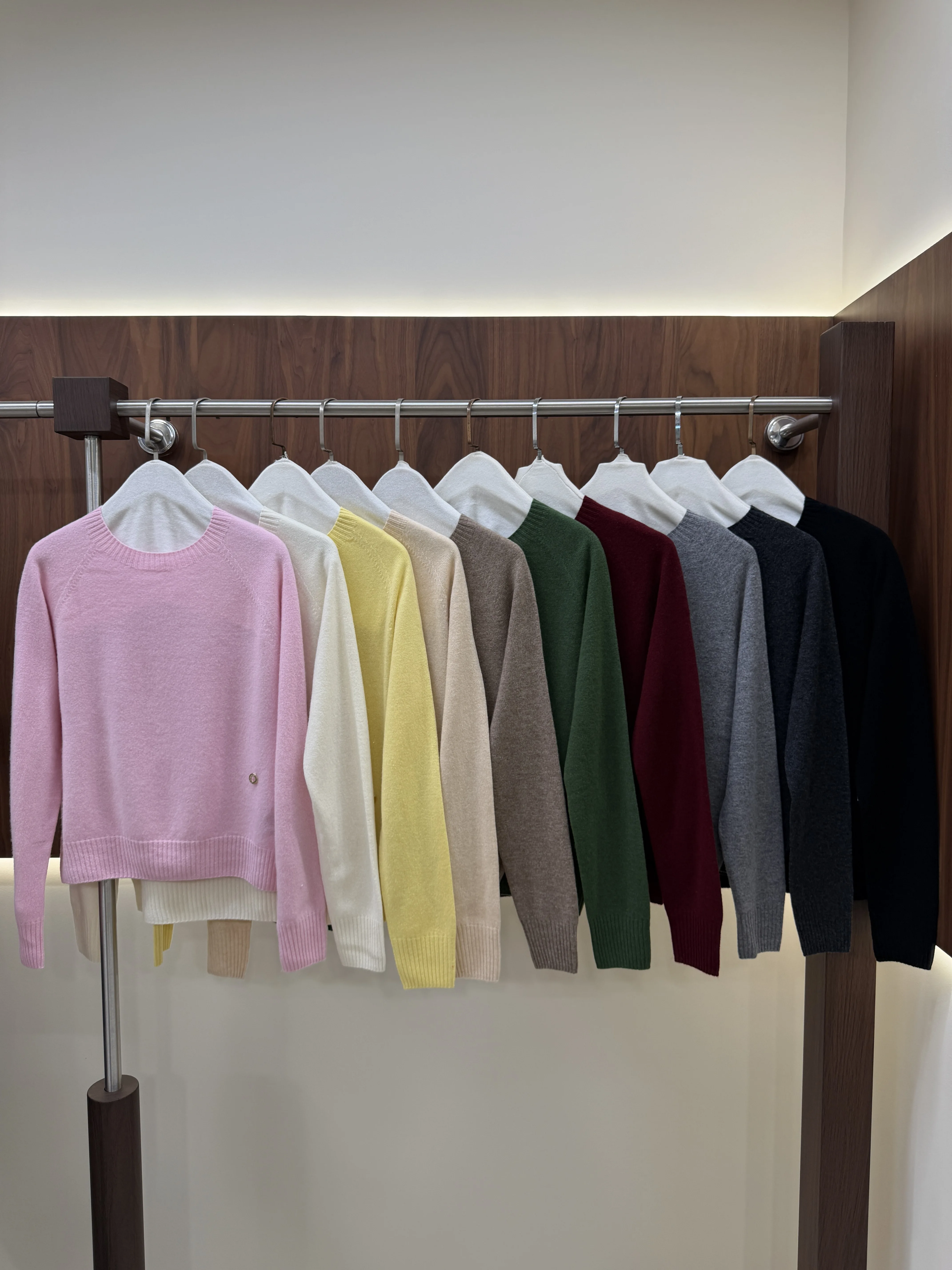 Women Multi‑Color Raglan‑Sleeve Crew Neck Knit Pullover Sweater
Women Multi‑Color Raglan‑Sleeve Crew Neck Knit Pullover Sweater