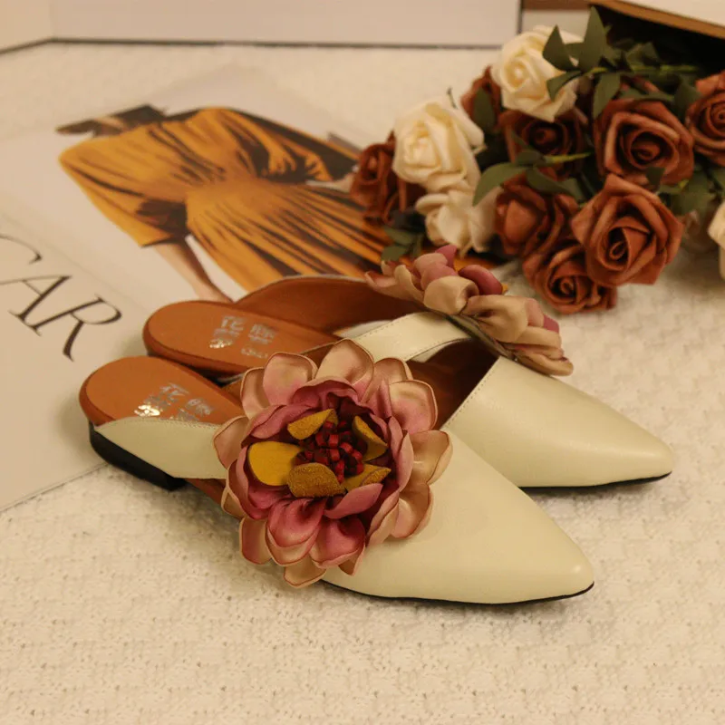 Leather Floral Embroidered Slip-On Flats Square Heel Casual Women's Sandals Comfortable Spring Summer Slipper Shoes
Leather Floral Embroidered Slip-On Flats Square Heel Casual Women's Sandals Comfortable Spring Summer Slipper Shoes