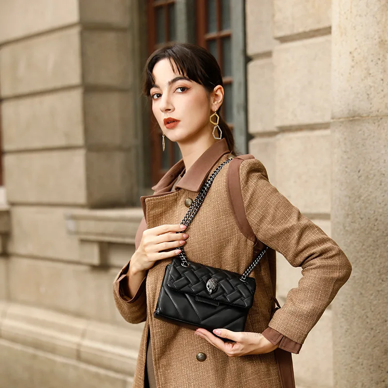 Chain shoulder crossbody bag, fashionable high-end eagle head bag. Buying it is profitable
Chain shoulder crossbody bag, fashionable high-end eagle head bag. Buying it is profitable
