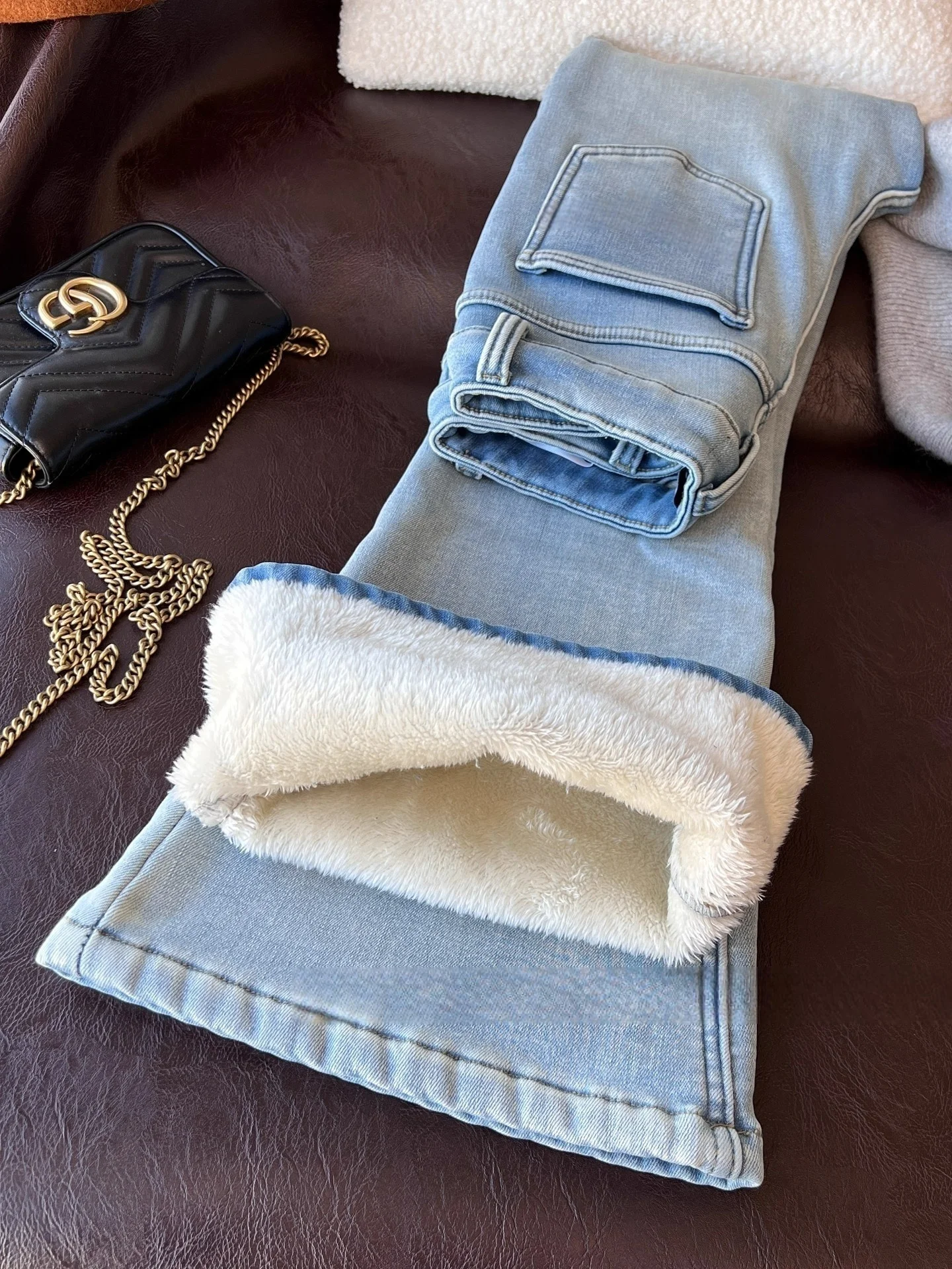 Stylish Korean High Waist Bell Bottom Jeans Women's Thickened Slimming Blue Denim Pants Warm Winter Fashion Casual Wear
Stylish Korean High Waist Bell Bottom Jeans Women's Thickened Slimming Blue Denim Pants Warm Winter Fashion Casual Wear