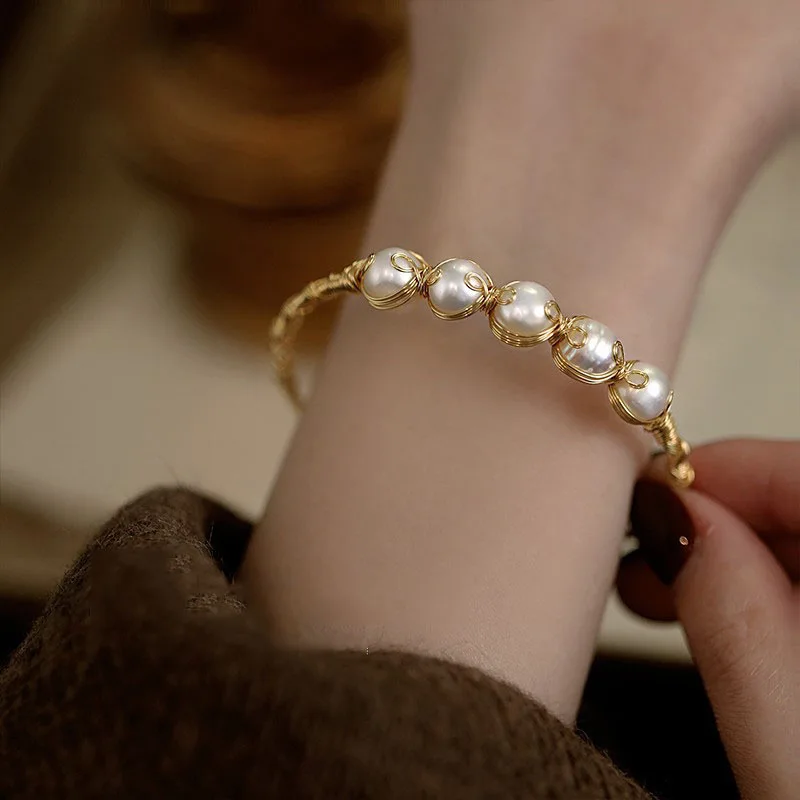 Retro light luxury freshwater pearl bracelet plated 14k gold winding design French elegant adjustable opening Birthday gift
Retro light luxury freshwater pearl bracelet plated 14k gold winding design French elegant adjustable opening Birthday gift
