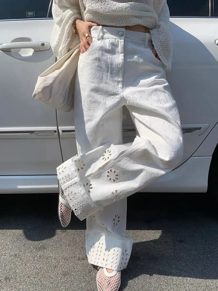 Casual lengthened floor-length trousers with heavy craftsmanship and white embroidery lace details.
Casual lengthened floor-length trousers with heavy craftsmanship and white embroidery lace details.