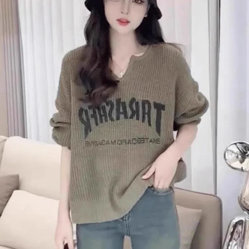 Вязаный свитер с v-образным вырезом и длинными рукавами, женский осенний новый стиль, свободный нишевый свитер с буквенным дизайном, американский ретро, высококачественное ощущение
Вязаный свитер с v-образным вырезом и длинными рукавами, женский осенний новый стиль, свободный нишевый свитер с буквенным дизайном, американский ретро, высококачественное ощущение