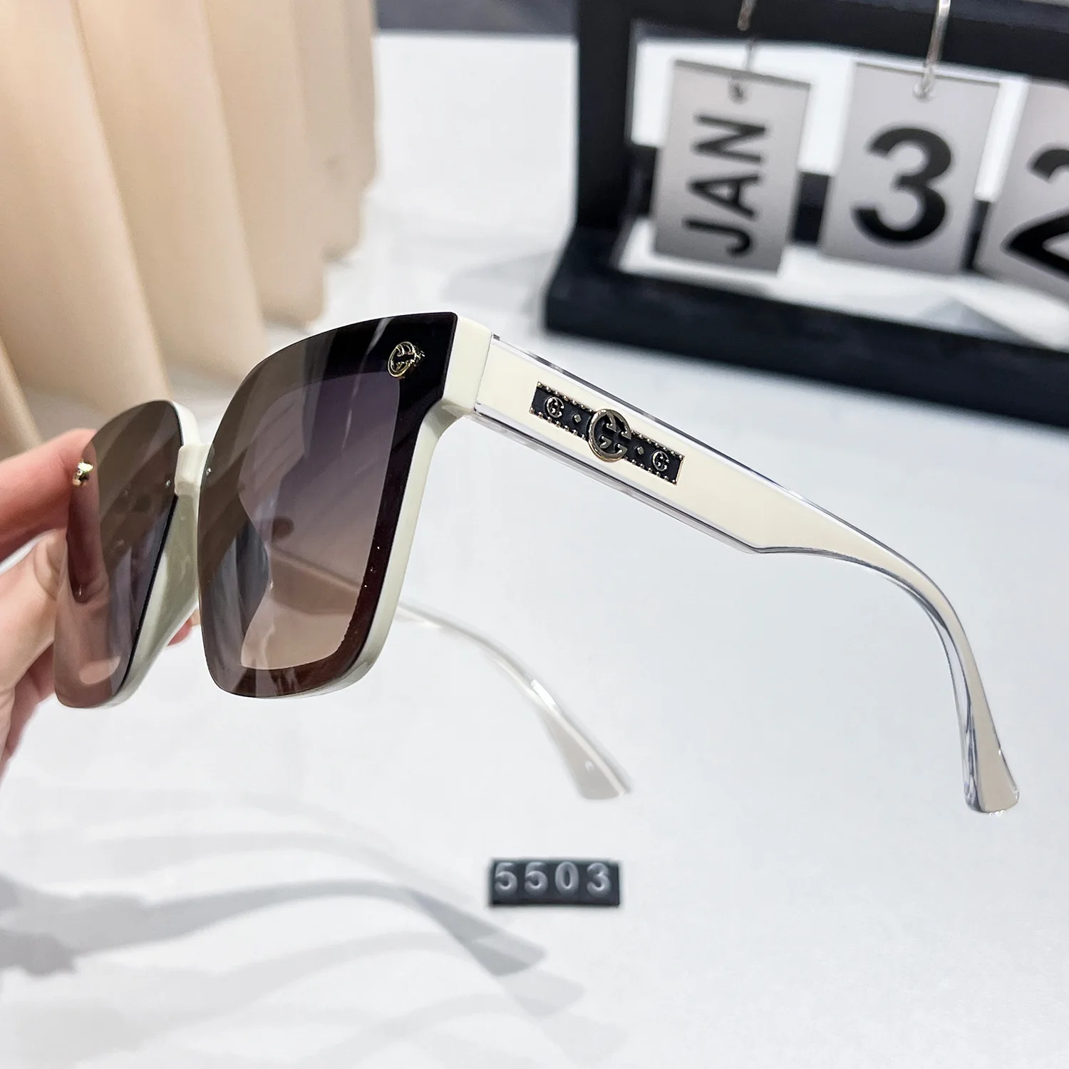 New sunglasses high definition polarized fashion light luxury high-end sunglasses two-color glasses legs high sense hot
New sunglasses high definition polarized fashion light luxury high-end sunglasses two-color glasses legs high sense hot