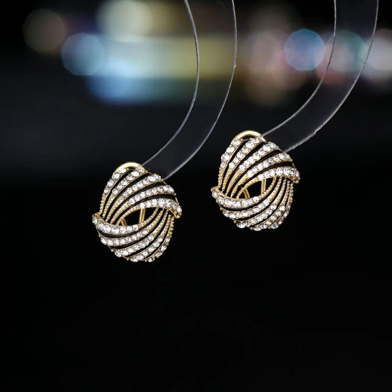 New Luxury Fashion Black Stripe Full Diamond Stud Earrings S925 Silver Needle Niche High-end Unique Temperament Exquisite Ear Cu
New Luxury Fashion Black Stripe Full Diamond Stud Earrings S925 Silver Needle Niche High-end Unique Temperament Exquisite Ear Cu