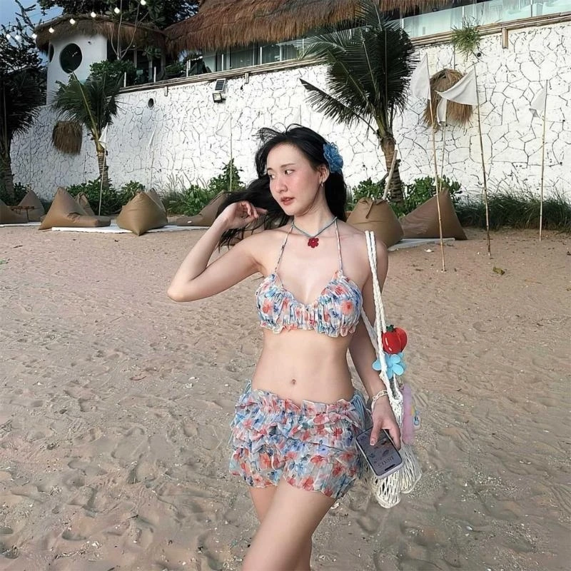 Women Flower Swimsuit with Ruffled Beach Skirt Ladies Halterneck Swimwears Set
Women Flower Swimsuit with Ruffled Beach Skirt Ladies Halterneck Swimwears Set