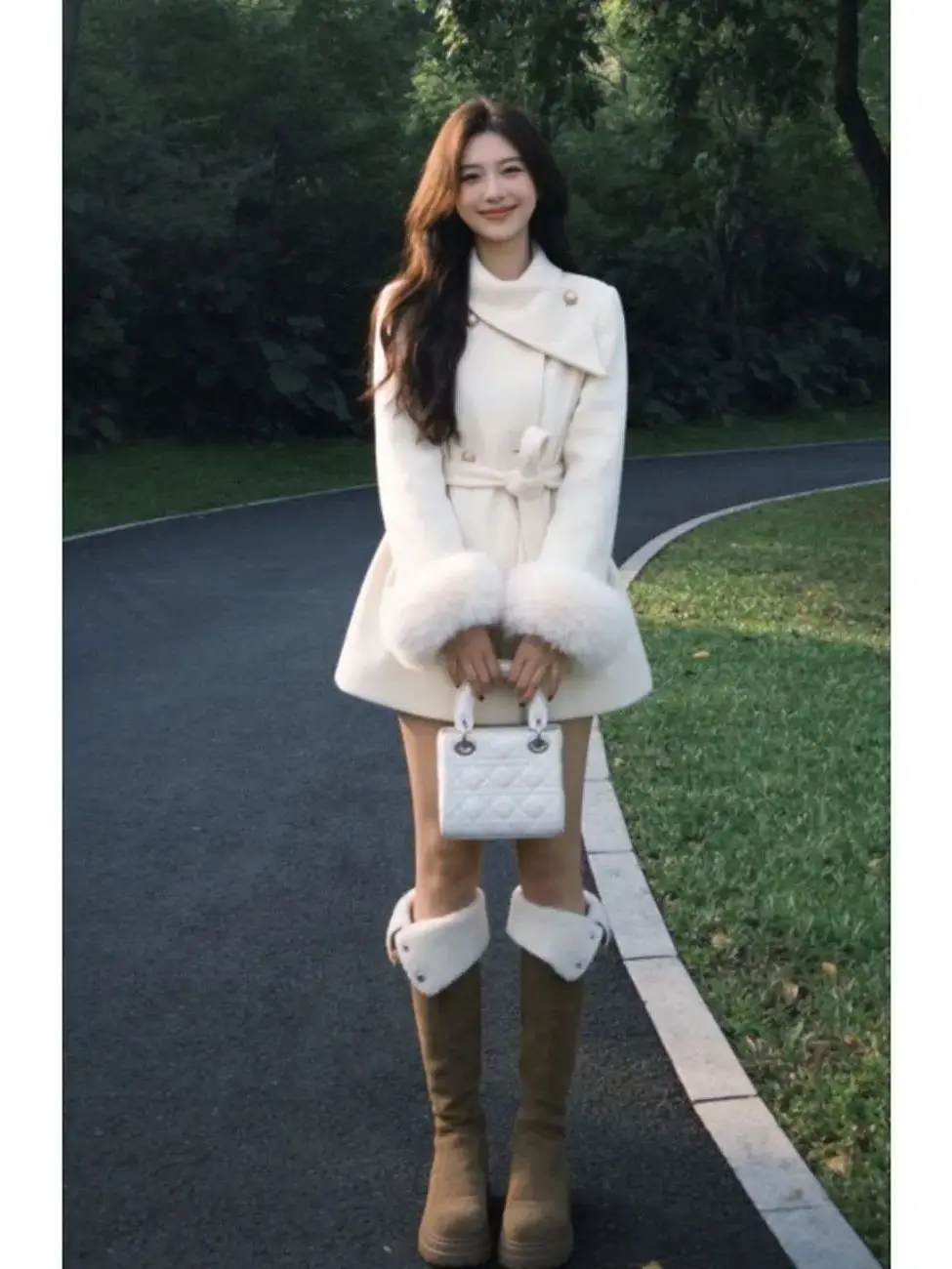 Корейская драма: главная женская персонажная модель в белом шерстяном пальто с длинными рукавами и мехом, женское зимнее модное пальто с нежным характером
Корейская драма: главная женская персонажная модель в белом шерстяном пальто с длинными рукавами и мехом, женское зимнее модное пальто с нежным характером