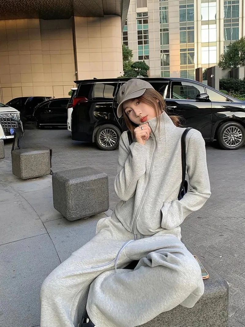 Fashionable Lazy Style Gray Stand Up Collar Sweatshirt for Women's Winter New High Waist Slimming Casual Pants Two-piece Set
Fashionable Lazy Style Gray Stand Up Collar Sweatshirt for Women's Winter New High Waist Slimming Casual Pants Two-piece Set