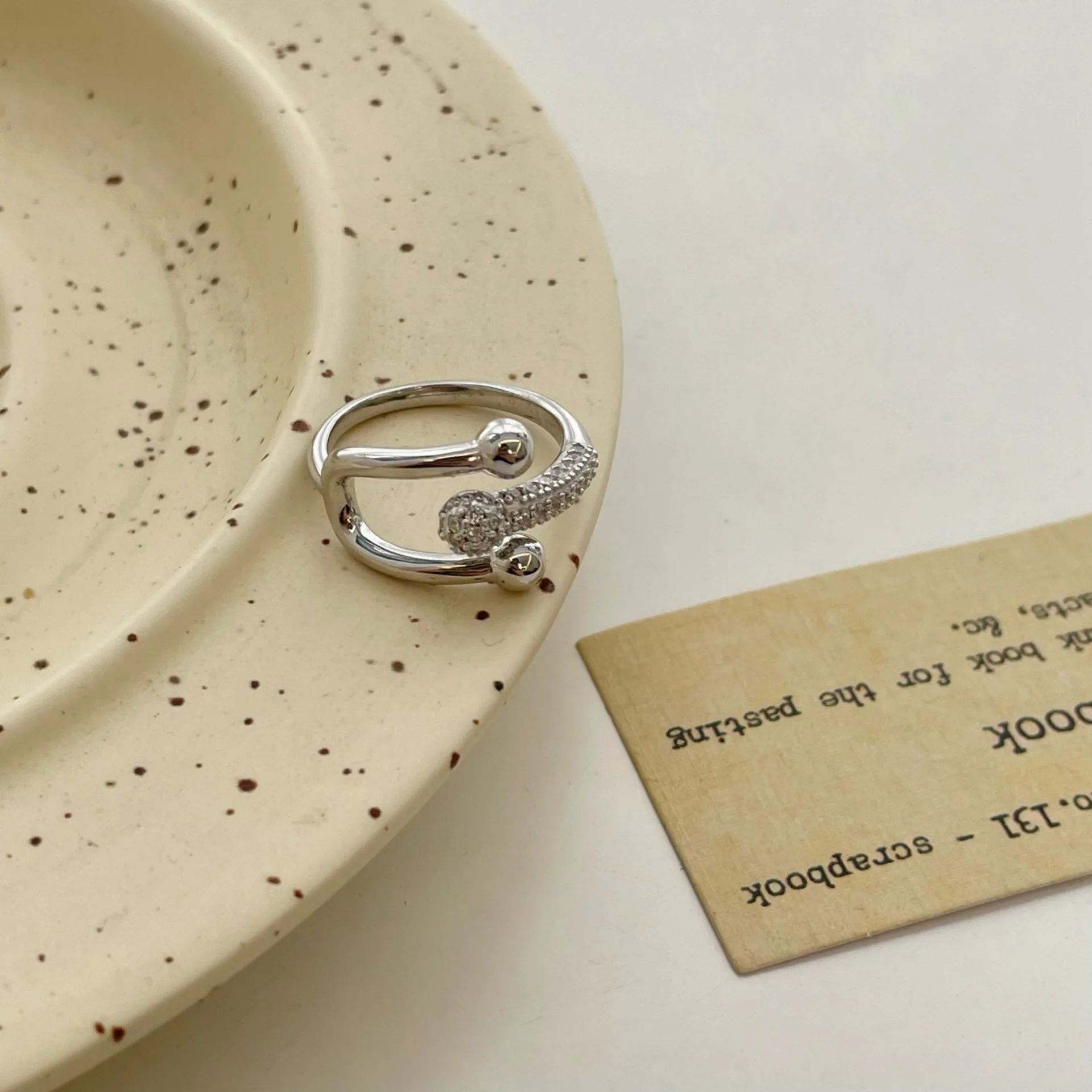 Кольцо U-образной формы из чистого серебра S925 с циркониевой вставкой, прочное кольцо в форме подковы, премиальный вид, стильный дизайн.
Кольцо U-образной формы из чистого серебра S925 с циркониевой вставкой, прочное кольцо в форме подковы, премиальный вид, стильный дизайн.