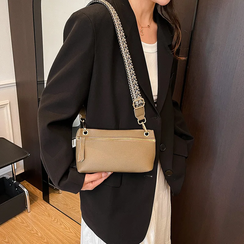New 2025 Stylish Commuter Phone Bag for Women Shoulder Handheld Purse Fashionable Handbag Gift
New 2025 Stylish Commuter Phone Bag for Women Shoulder Handheld Purse Fashionable Handbag Gift