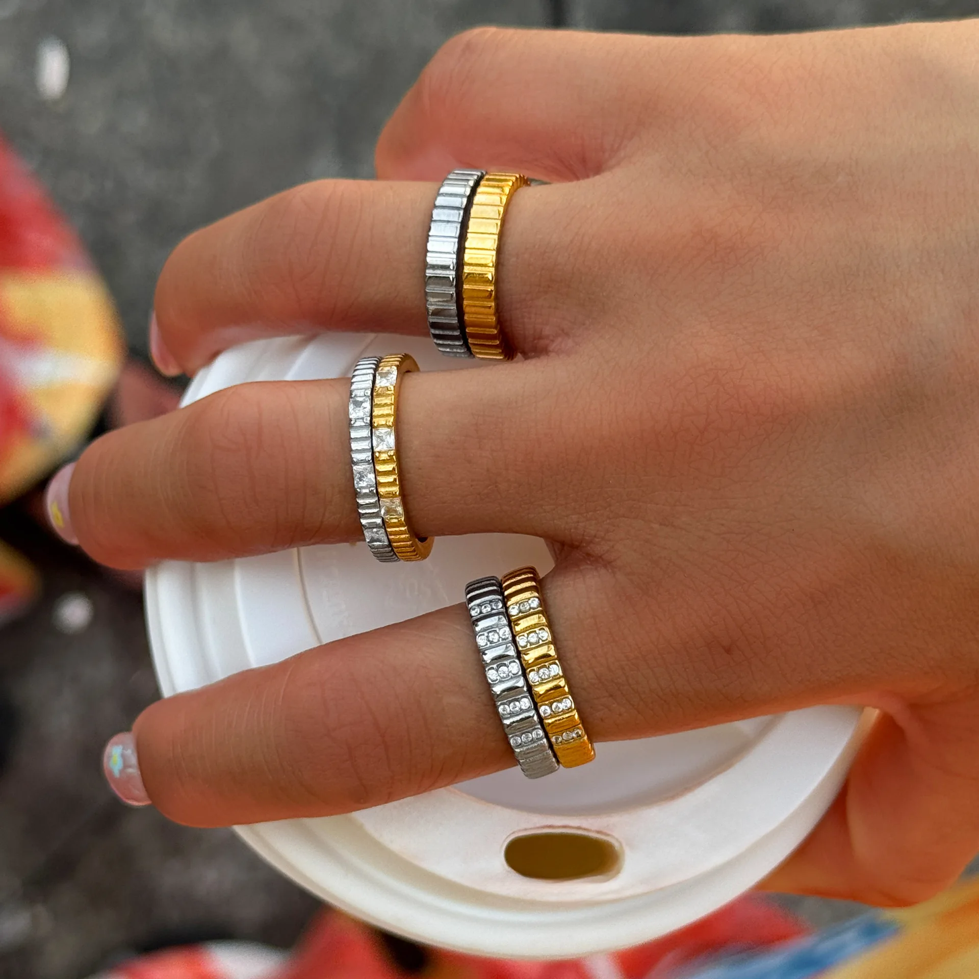 5 шт. Новый ретро супер блестящий набор уникальных дизайнерских колец 2025 горячие женские украшения из нержавеющей стали
5 шт. Новый ретро супер блестящий набор уникальных дизайнерских колец 2025 горячие женские украшения из нержавеющей стали