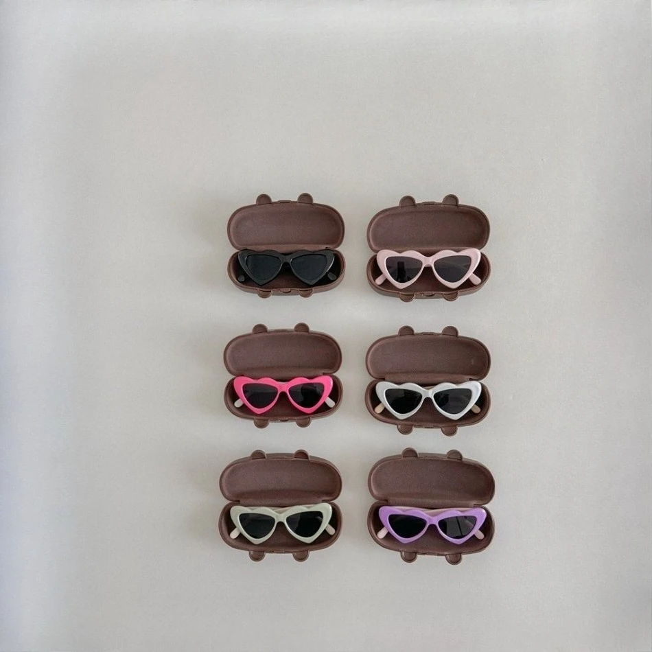 Kids Heart Shaped UV400 Sunglasses with Bear Case Cute Eyewear Set for Toddler Outdoor and Daily Use Girls Beach Pose Props BT14
Kids Heart Shaped UV400 Sunglasses with Bear Case Cute Eyewear Set for Toddler Outdoor and Daily Use Girls Beach Pose Props BT14