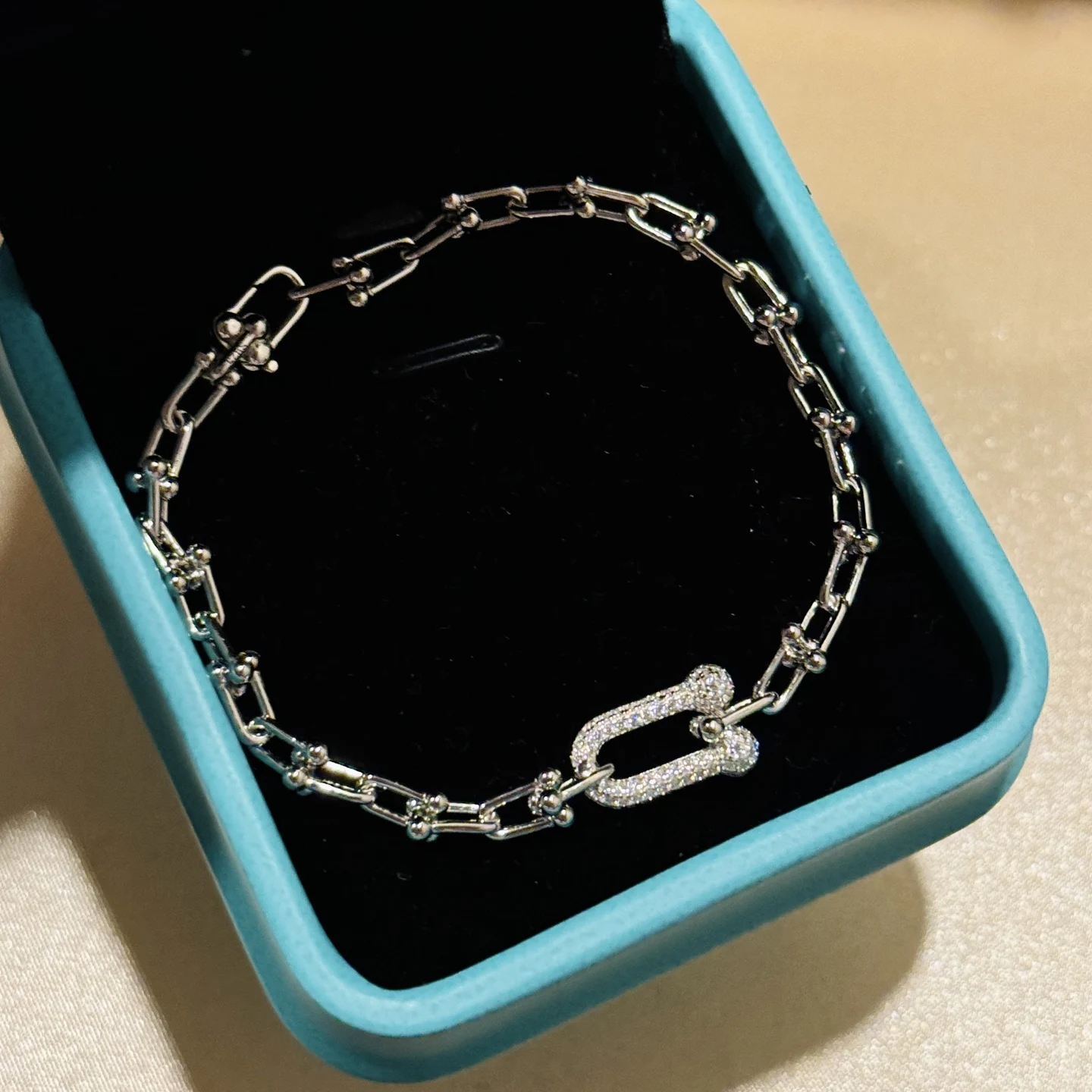 S925 Sterling Silver Bracelet U-Shaped Horseshoe Buckle Jewelry Bracelet
S925 Sterling Silver Bracelet U-Shaped Horseshoe Buckle Jewelry Bracelet