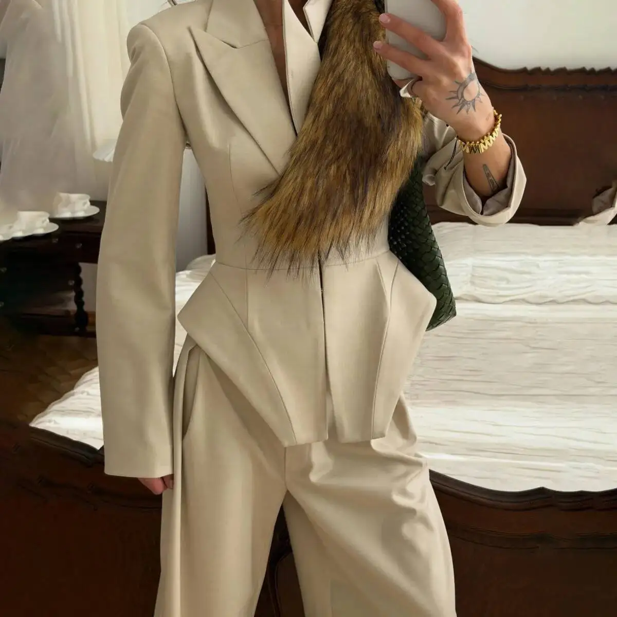 KT 2026 New Women 2 Piece Suit Set Notched Lapel Deep V Neck Fitted Peplum Waist High Waist Wide Leg Pants Beige Chic Outfit
KT 2026 New Women 2 Piece Suit Set Notched Lapel Deep V Neck Fitted Peplum Waist High Waist Wide Leg Pants Beige Chic Outfit