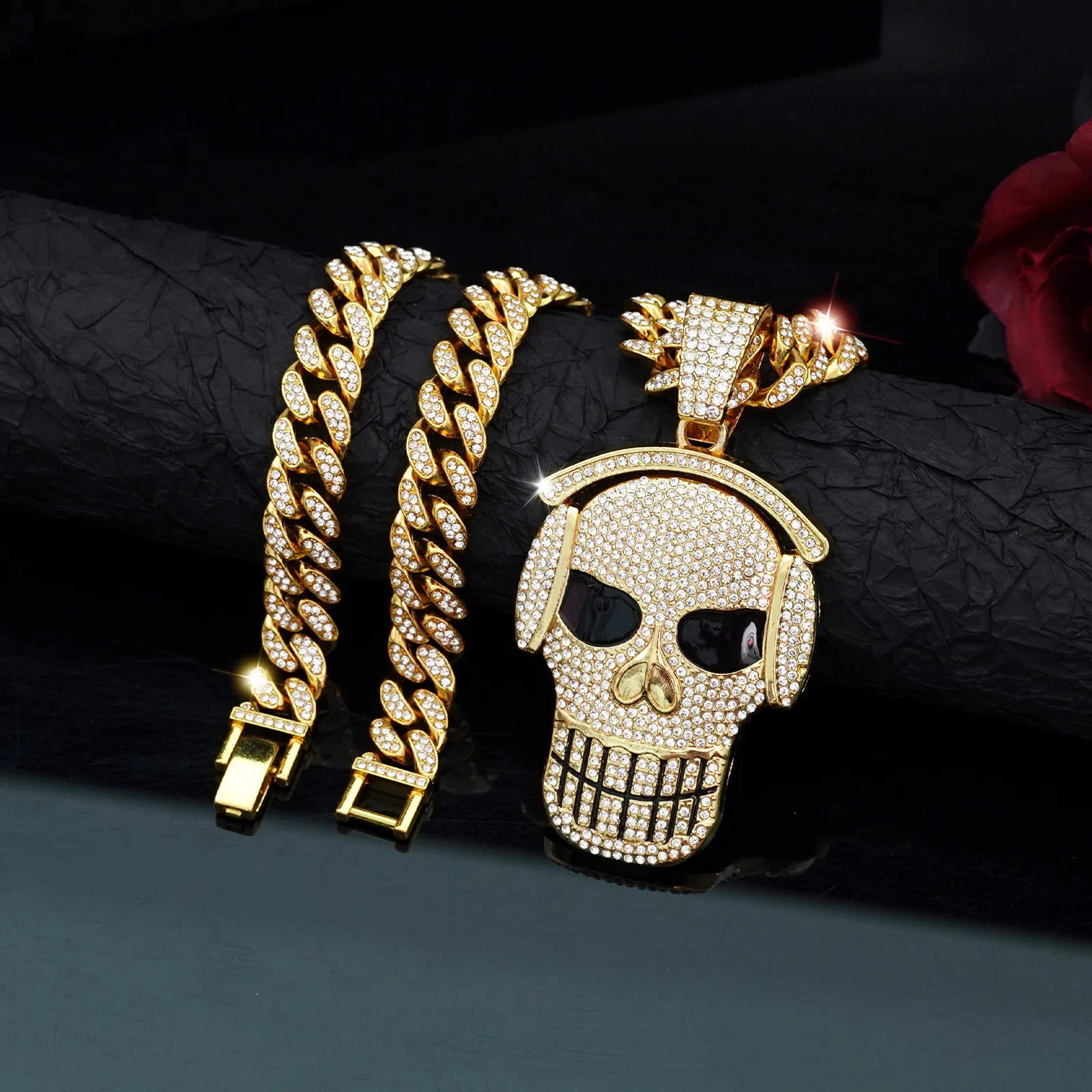 High Quality Creative skull Pendant Necklace Match Smooth Cuban Link Chain Bling Jewelry Gift Party For Men and Women
High Quality Creative skull Pendant Necklace Match Smooth Cuban Link Chain Bling Jewelry Gift Party For Men and Women