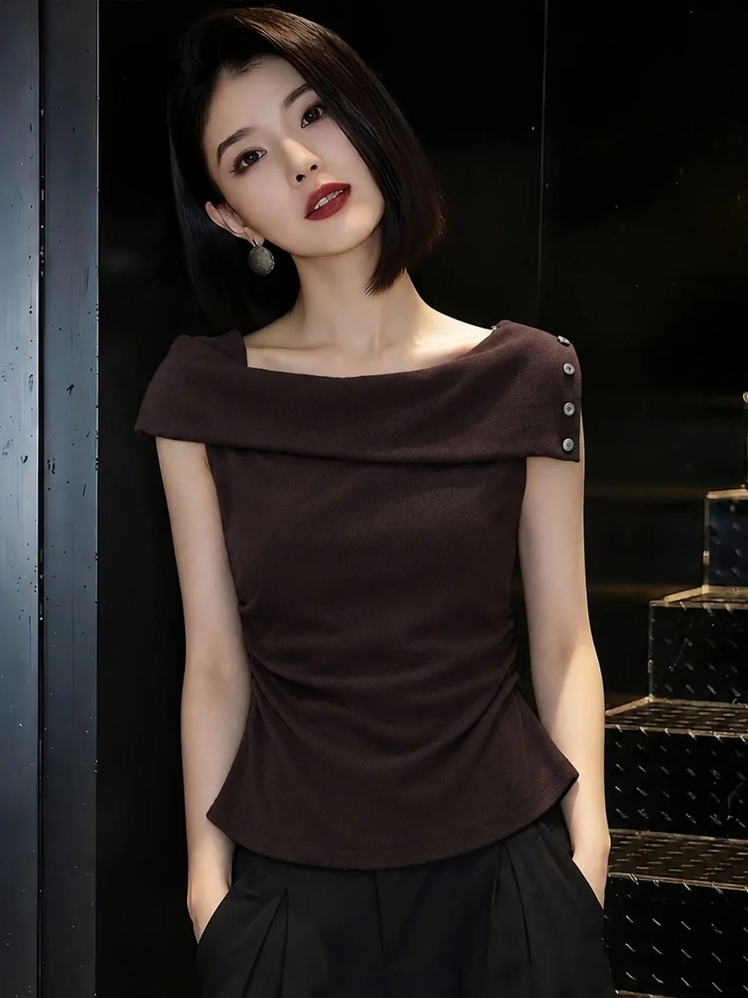 Elegant Light Maturity Style One Shoulder Short Sleeve T-Shirt Women's Decorative Button Design Slimming Summer Top
Elegant Light Maturity Style One Shoulder Short Sleeve T-Shirt Women's Decorative Button Design Slimming Summer Top